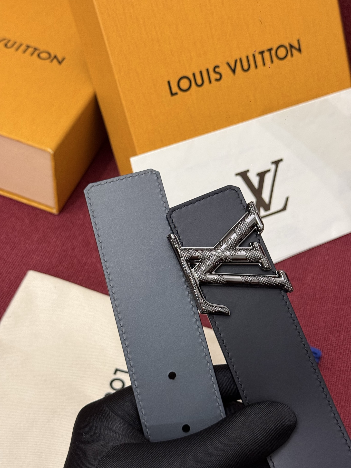 本款 Damier LV 40 毫米双面腰带做工精良，风格经典。深色牛皮革皮带与 LV 字母搭扣优雅相称