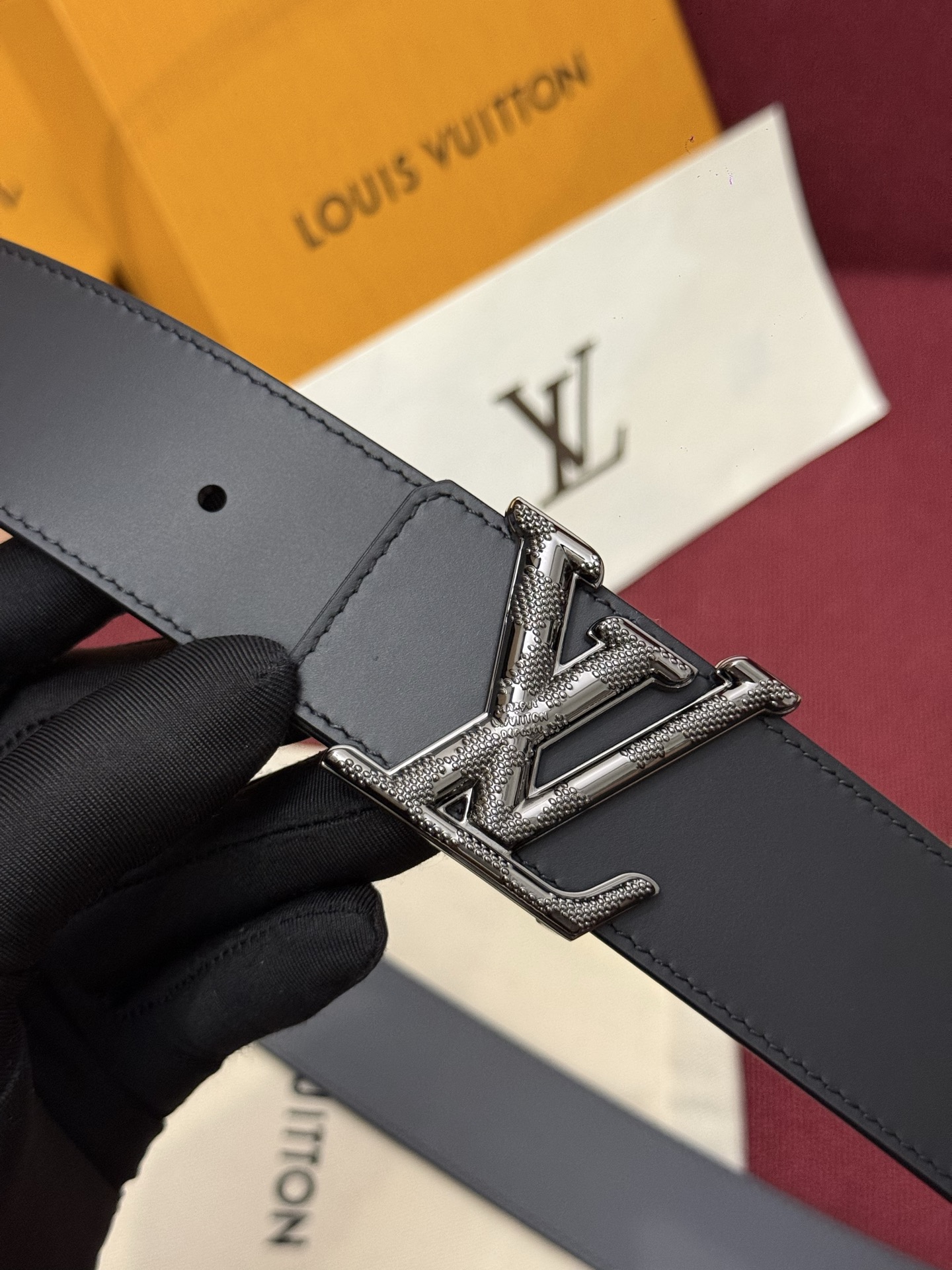 本款 Damier LV 40 毫米双面腰带做工精良，风格经典。深色牛皮革皮带与 LV 字母搭扣优雅相称