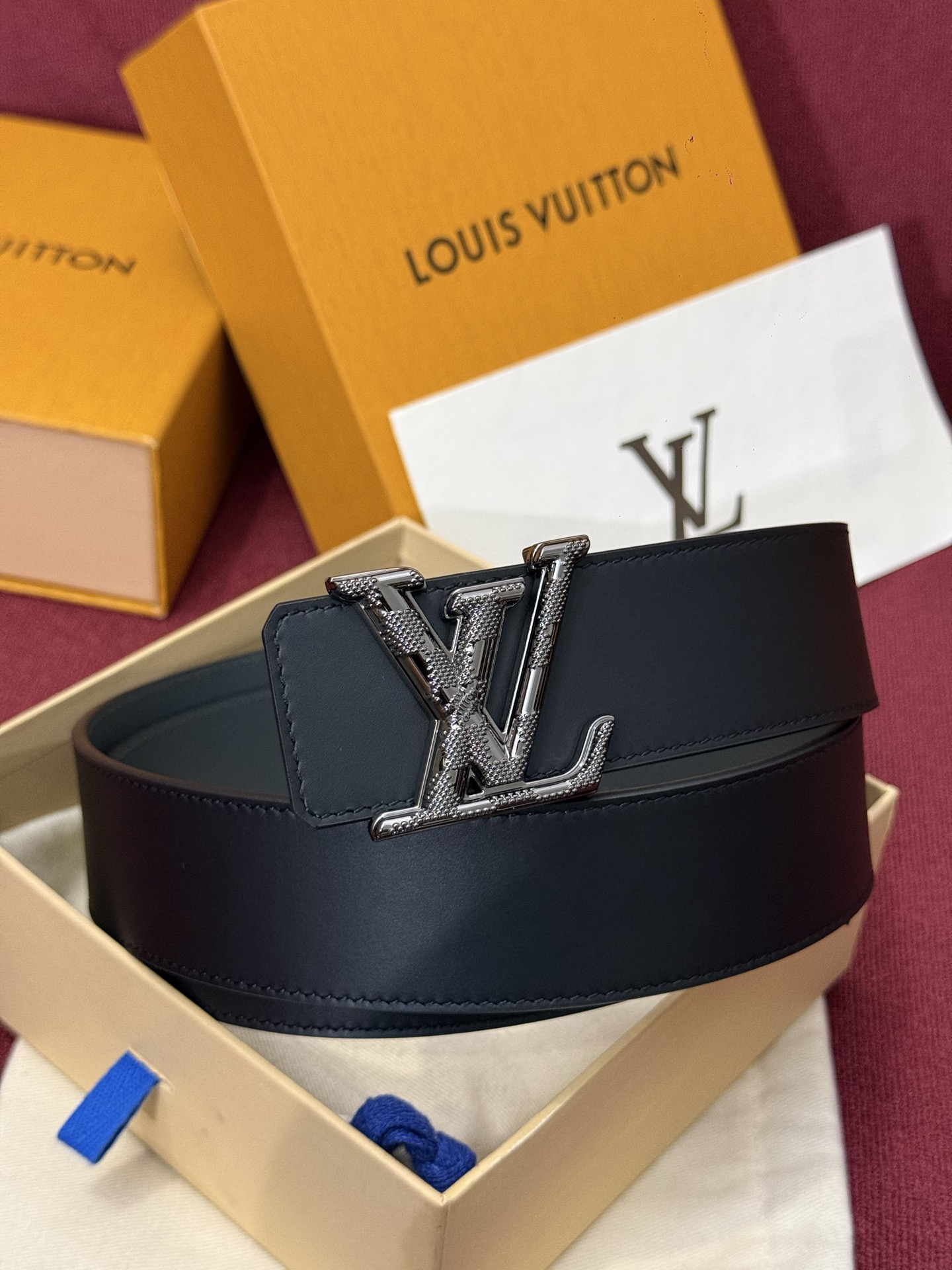 本款 Damier LV 40 毫米双面腰带做工精良，风格经典。深色牛皮革皮带与 LV 字母搭扣优雅相称