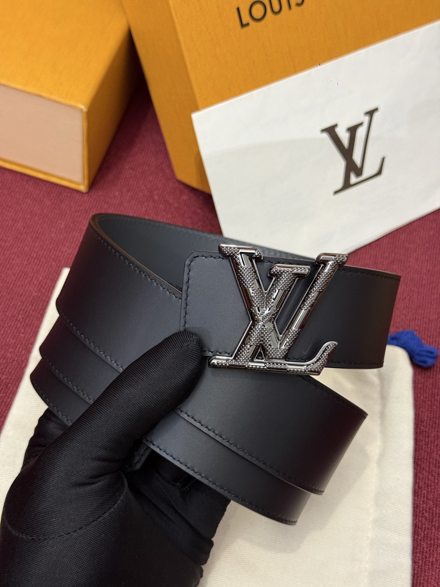 本款 Damier LV 40 毫米双面腰带做工精良，风格经典。深色牛皮革皮带与 LV 字母搭扣优雅相称