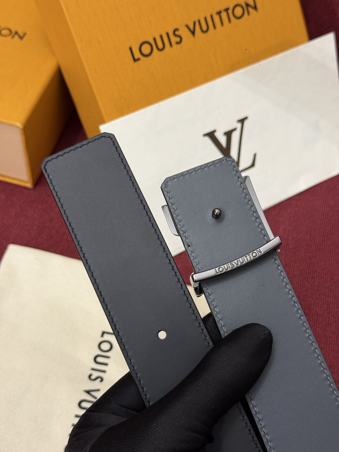 本款 Damier LV 40 毫米双面腰带做工精良，风格经典。深色牛皮革皮带与 LV 字母搭扣优雅相称