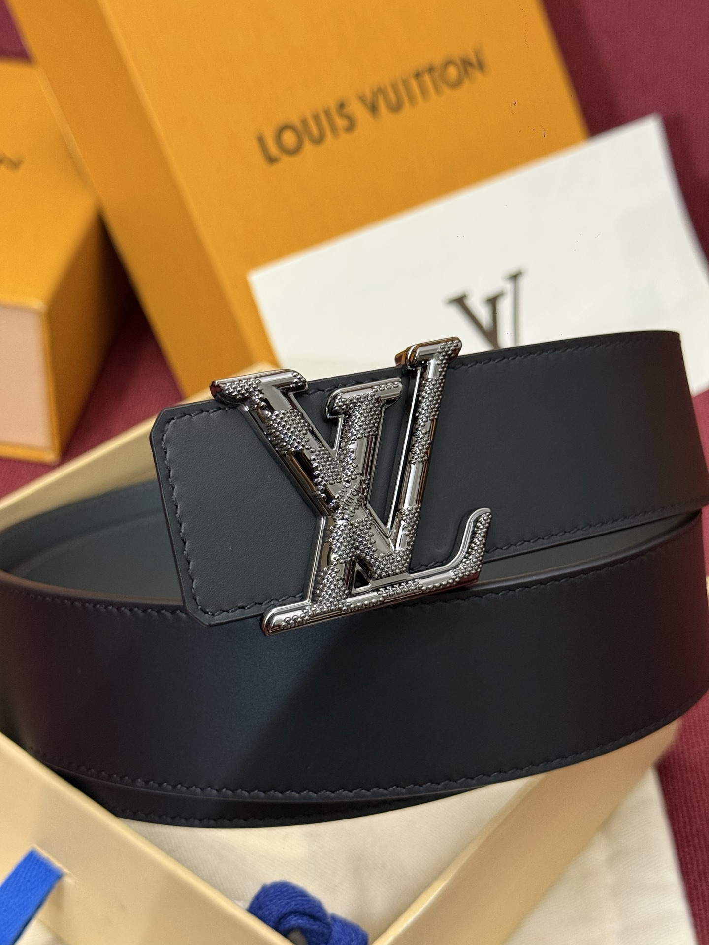 本款 Damier LV 40 毫米双面腰带做工精良，风格经典。深色牛皮革皮带与 LV 字母搭扣优雅相称