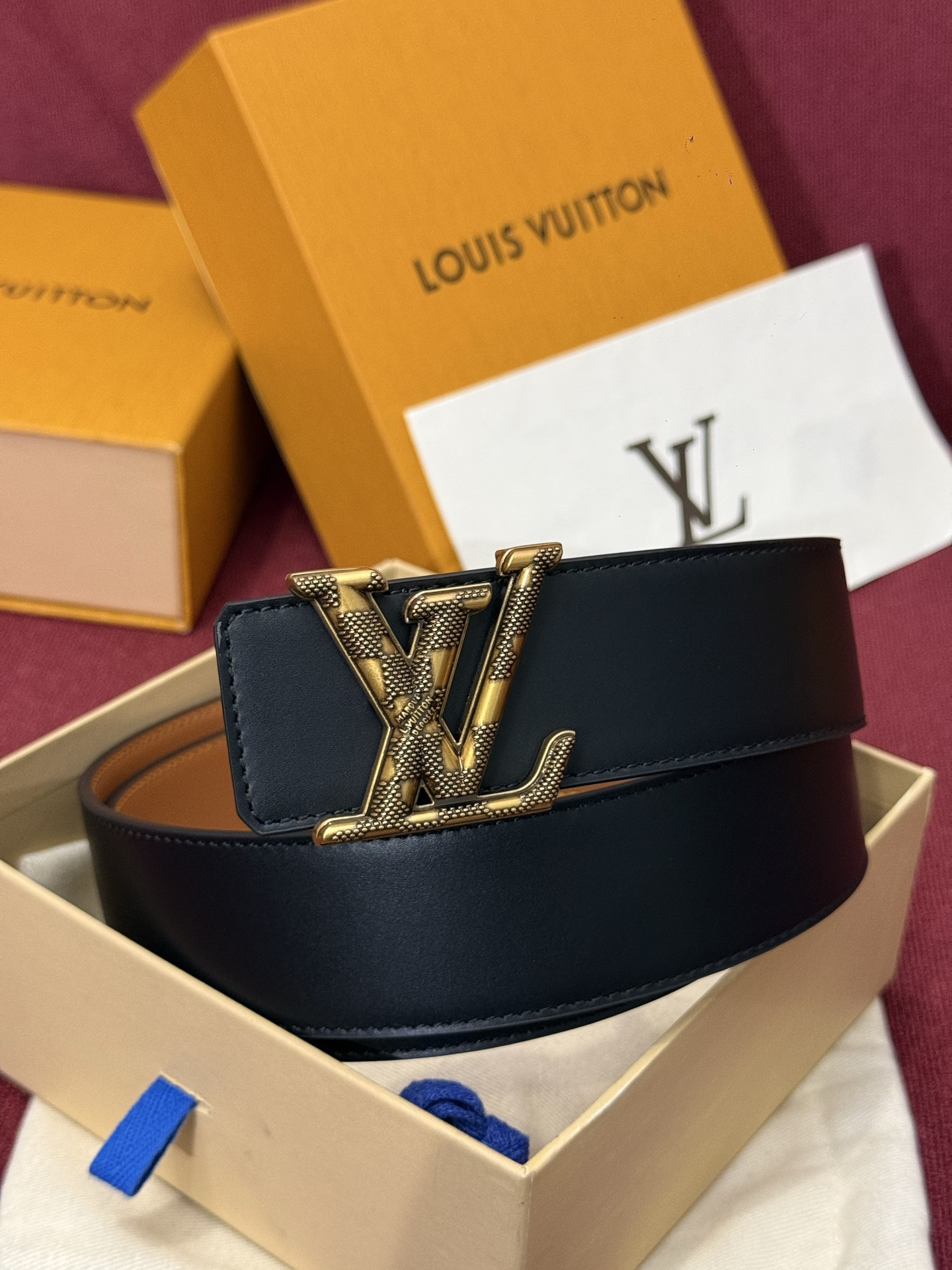 本款 Damier LV 40 毫米双面腰带做工精良，风格经典。深色牛皮革皮带与 LV 字母搭扣优雅相称