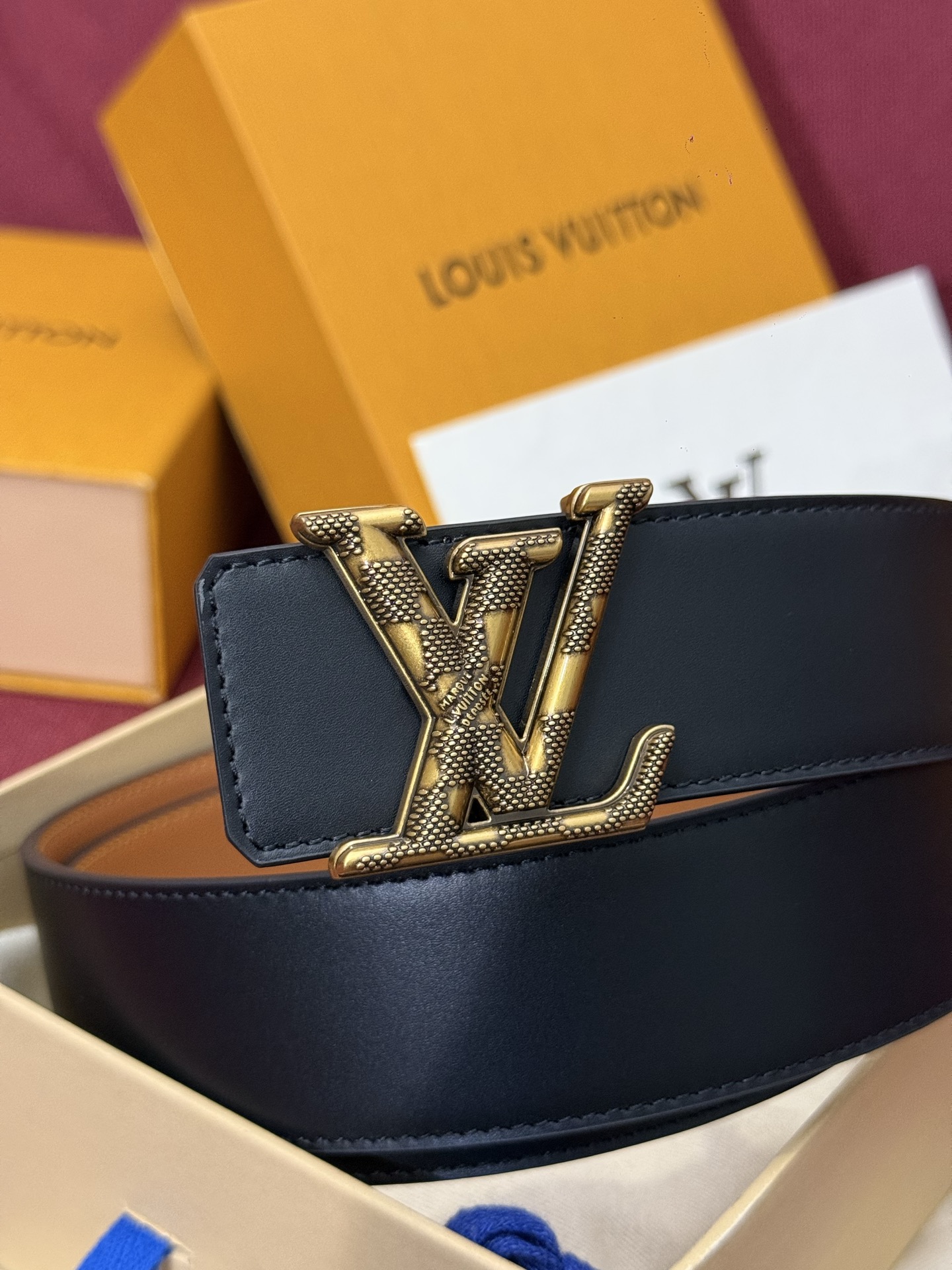 本款 Damier LV 40 毫米双面腰带做工精良，风格经典。深色牛皮革皮带与 LV 字母搭扣优雅相称