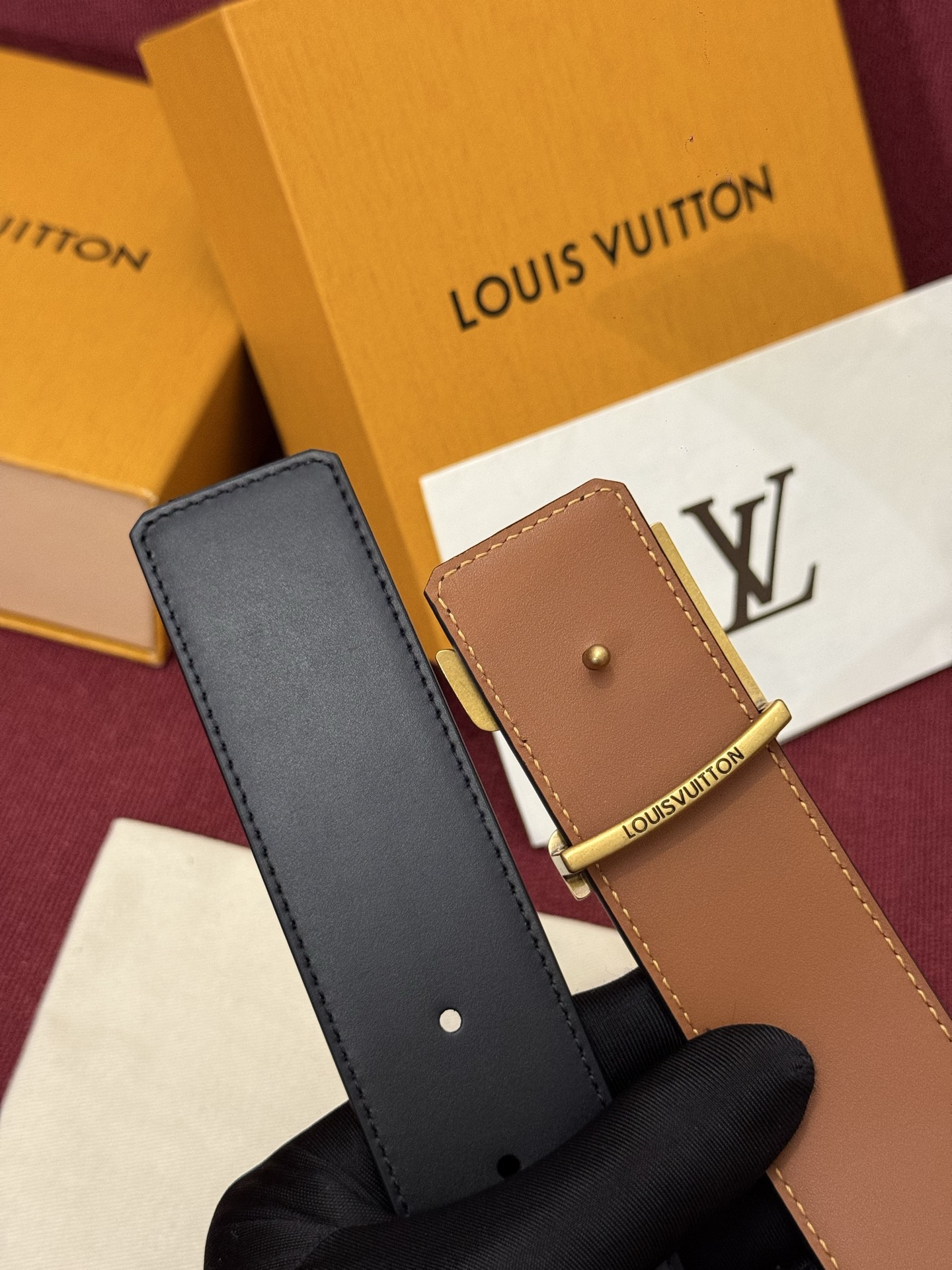 本款 Damier LV 40 毫米双面腰带做工精良，风格经典。深色牛皮革皮带与 LV 字母搭扣优雅相称