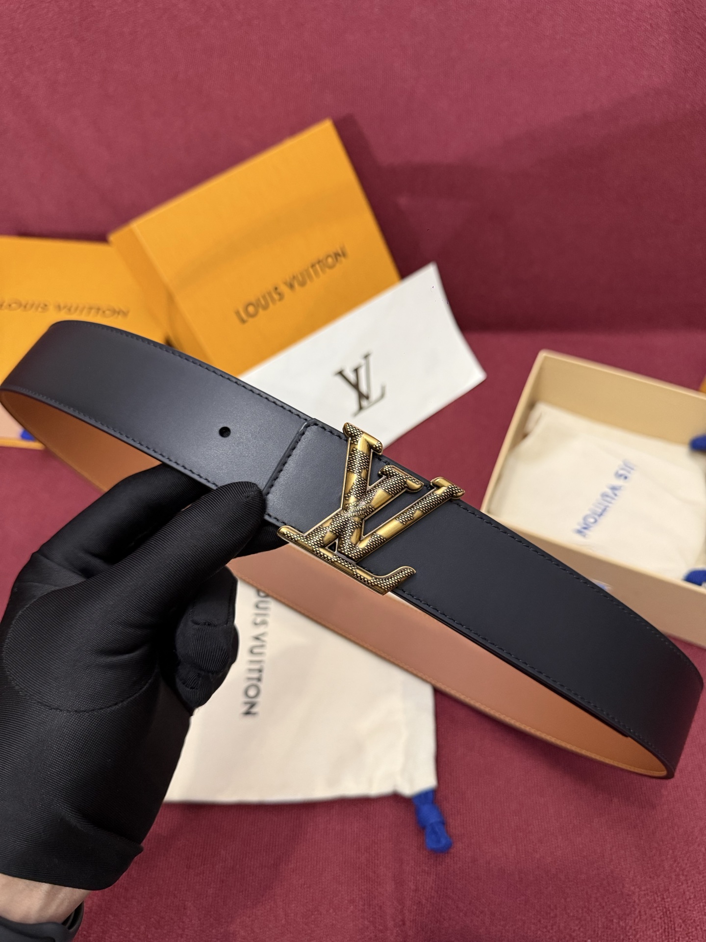 本款 Damier LV 40 毫米双面腰带做工精良，风格经典。深色牛皮革皮带与 LV 字母搭扣优雅相称