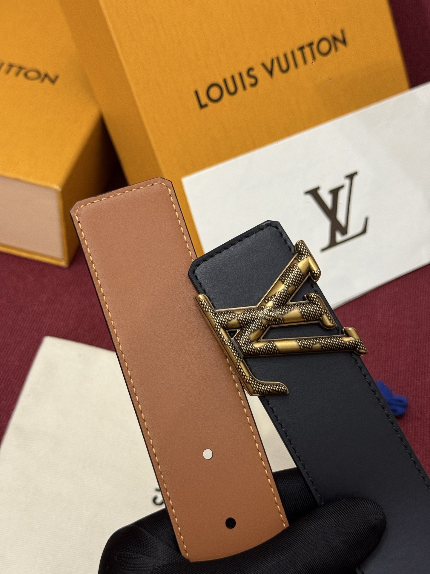 本款 Damier LV 40 毫米双面腰带做工精良，风格经典。深色牛皮革皮带与 LV 字母搭扣优雅相称