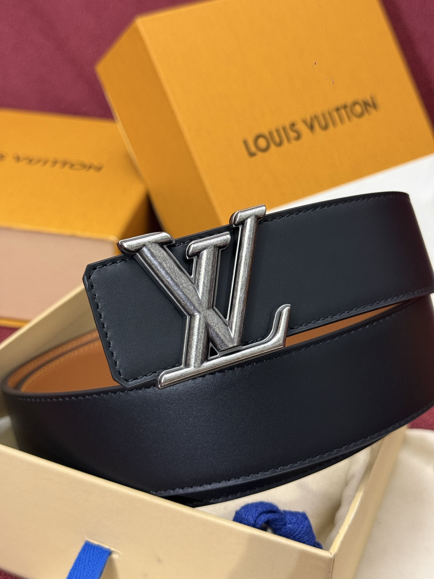 本款 Damier LV 40 毫米双面腰带做工精良，风格经典。深色牛皮革皮带与 LV 字母搭扣优雅相称