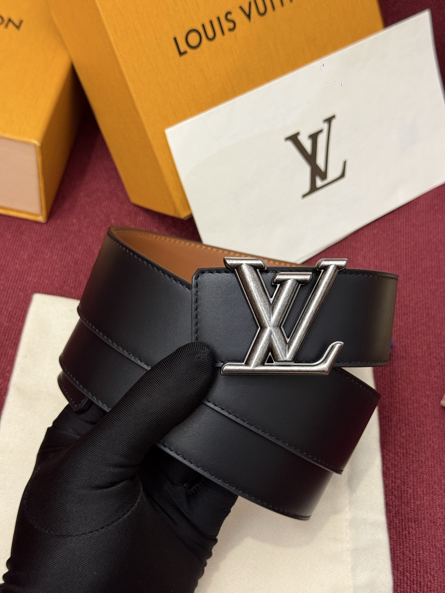 本款 Damier LV 40 毫米双面腰带做工精良，风格经典。深色牛皮革皮带与 LV 字母搭扣优雅相称