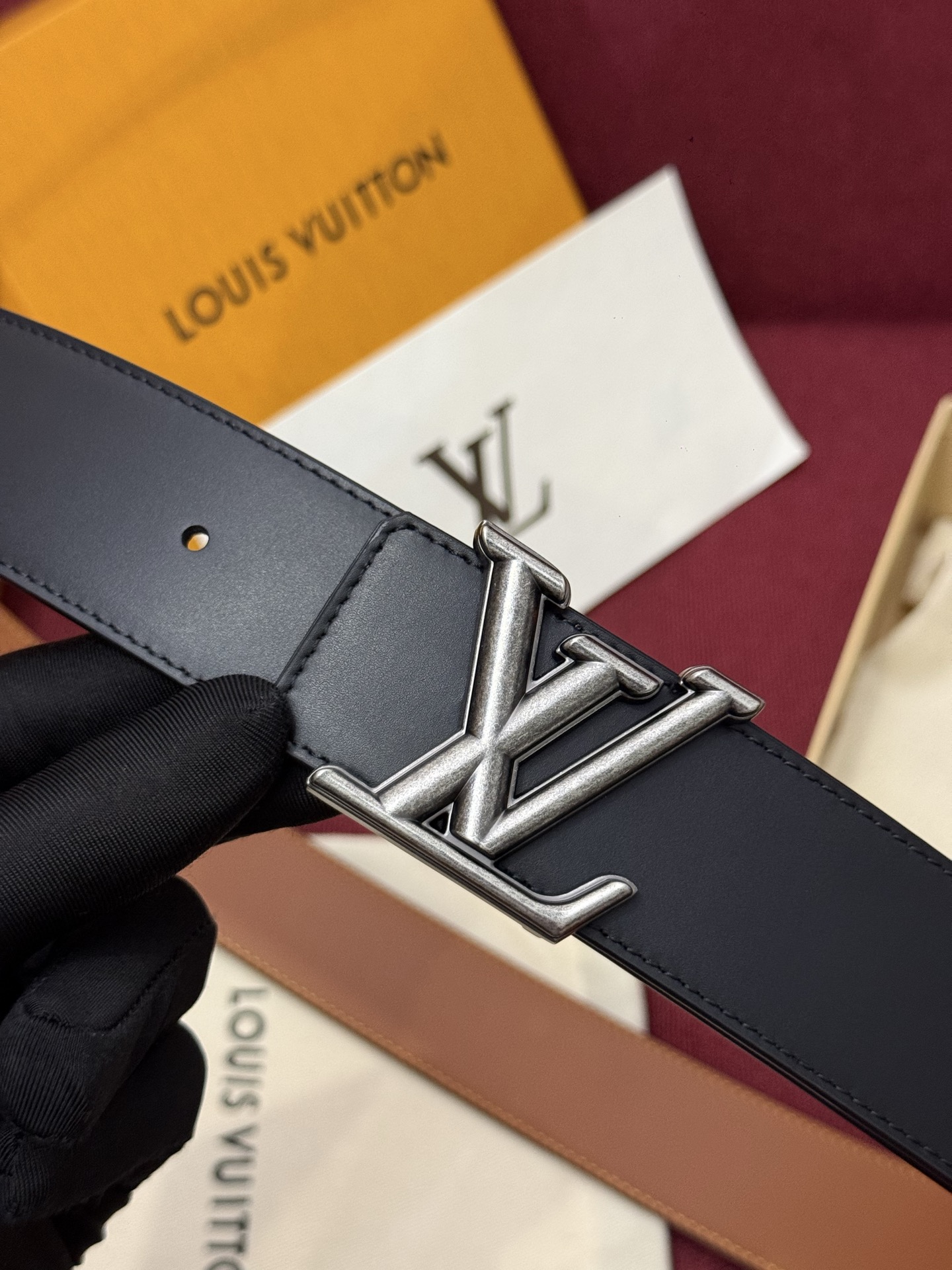本款 Damier LV 40 毫米双面腰带做工精良，风格经典。深色牛皮革皮带与 LV 字母搭扣优雅相称