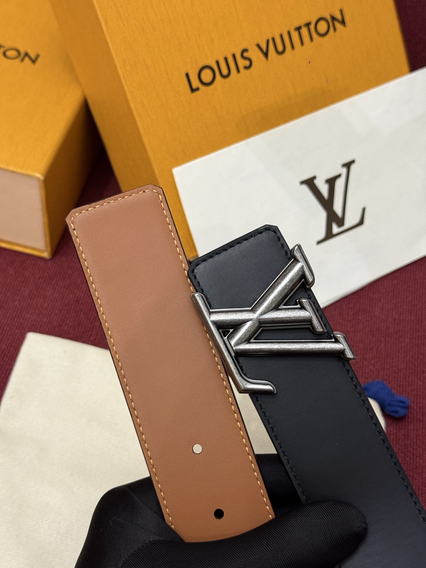 本款 Damier LV 40 毫米双面腰带做工精良，风格经典。深色牛皮革皮带与 LV 字母搭扣优雅相称