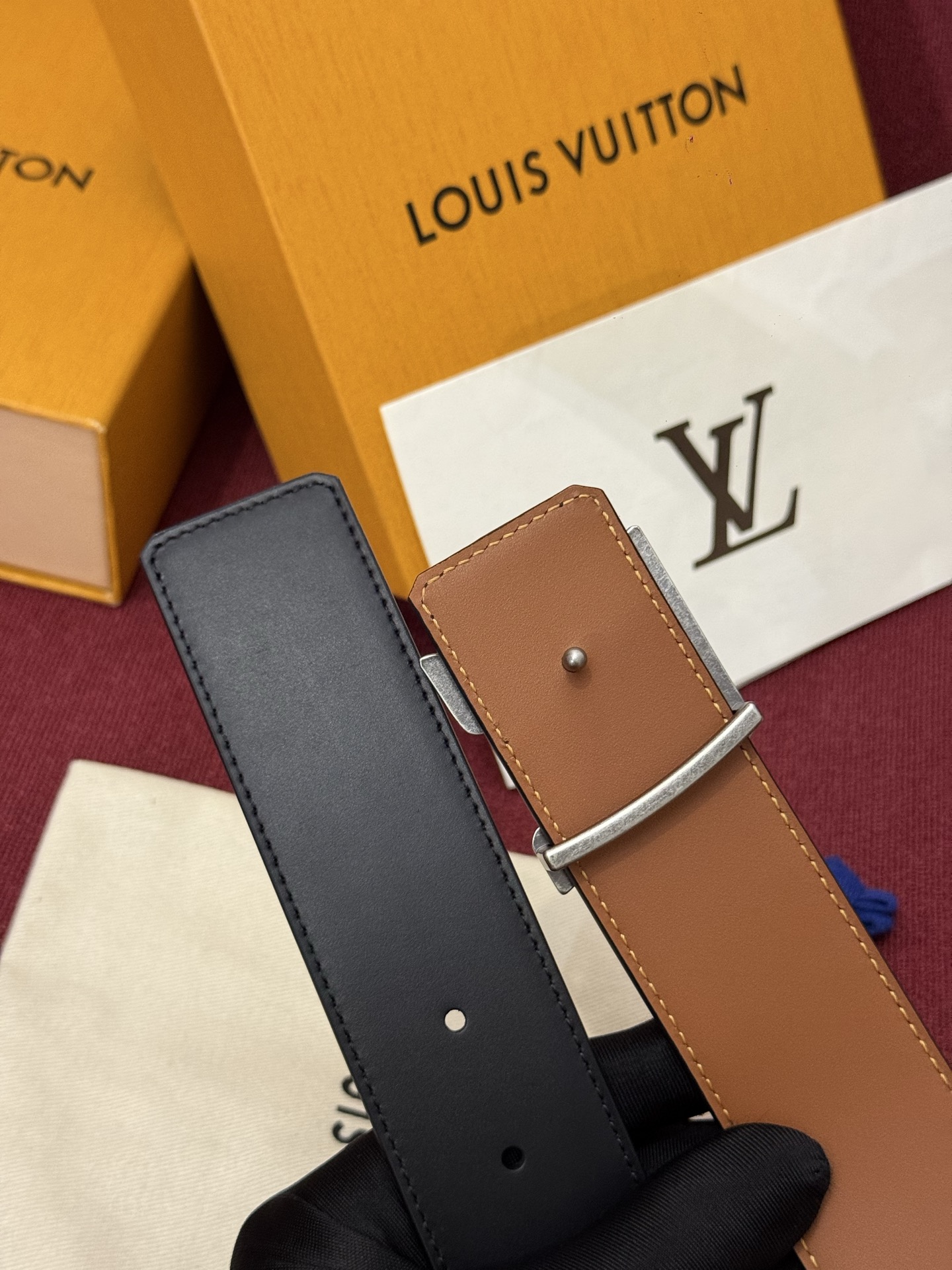 本款 Damier LV 40 毫米双面腰带做工精良，风格经典。深色牛皮革皮带与 LV 字母搭扣优雅相称