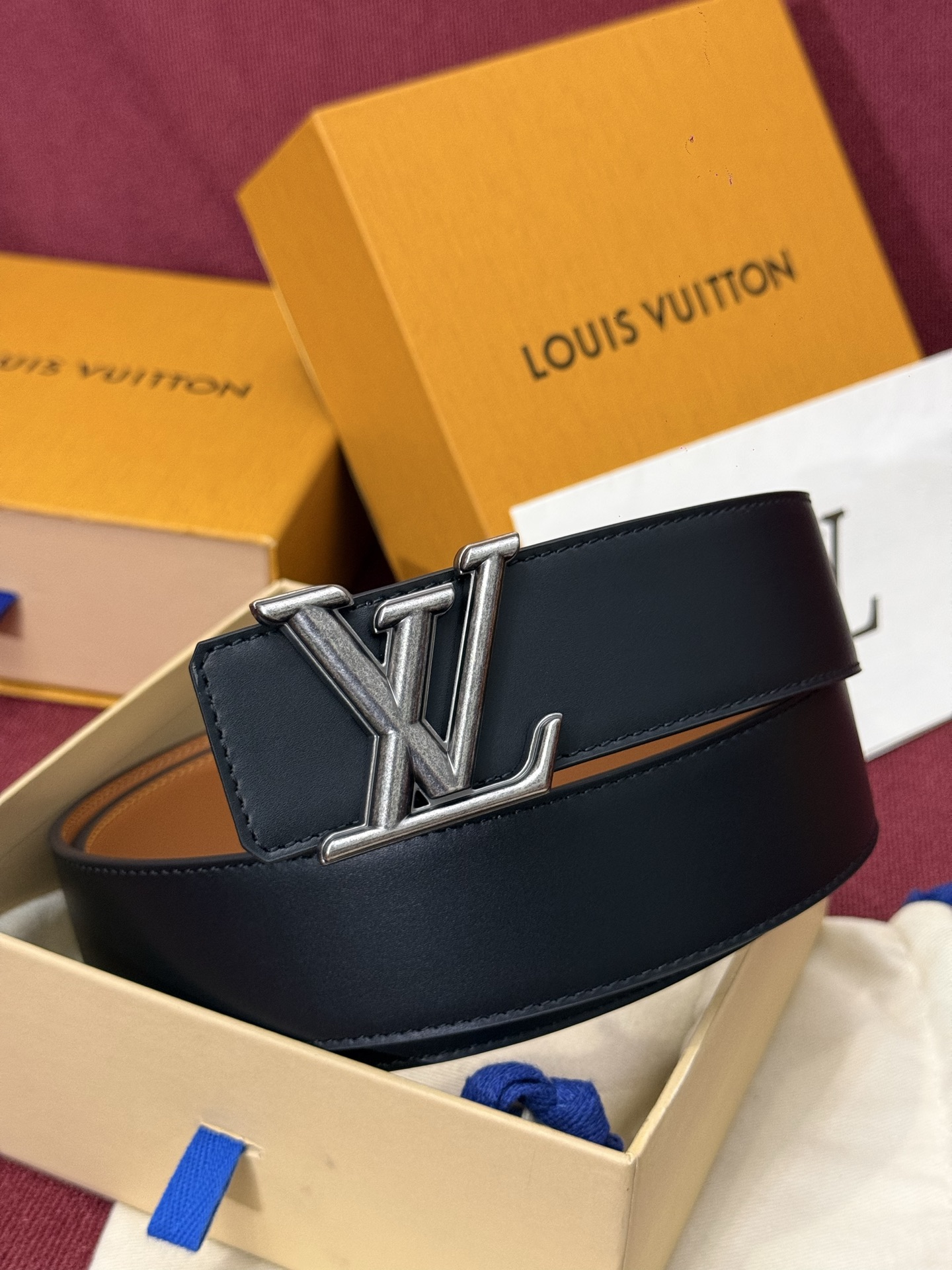 本款 Damier LV 40 毫米双面腰带做工精良，风格经典。深色牛皮革皮带与 LV 字母搭扣优雅相称