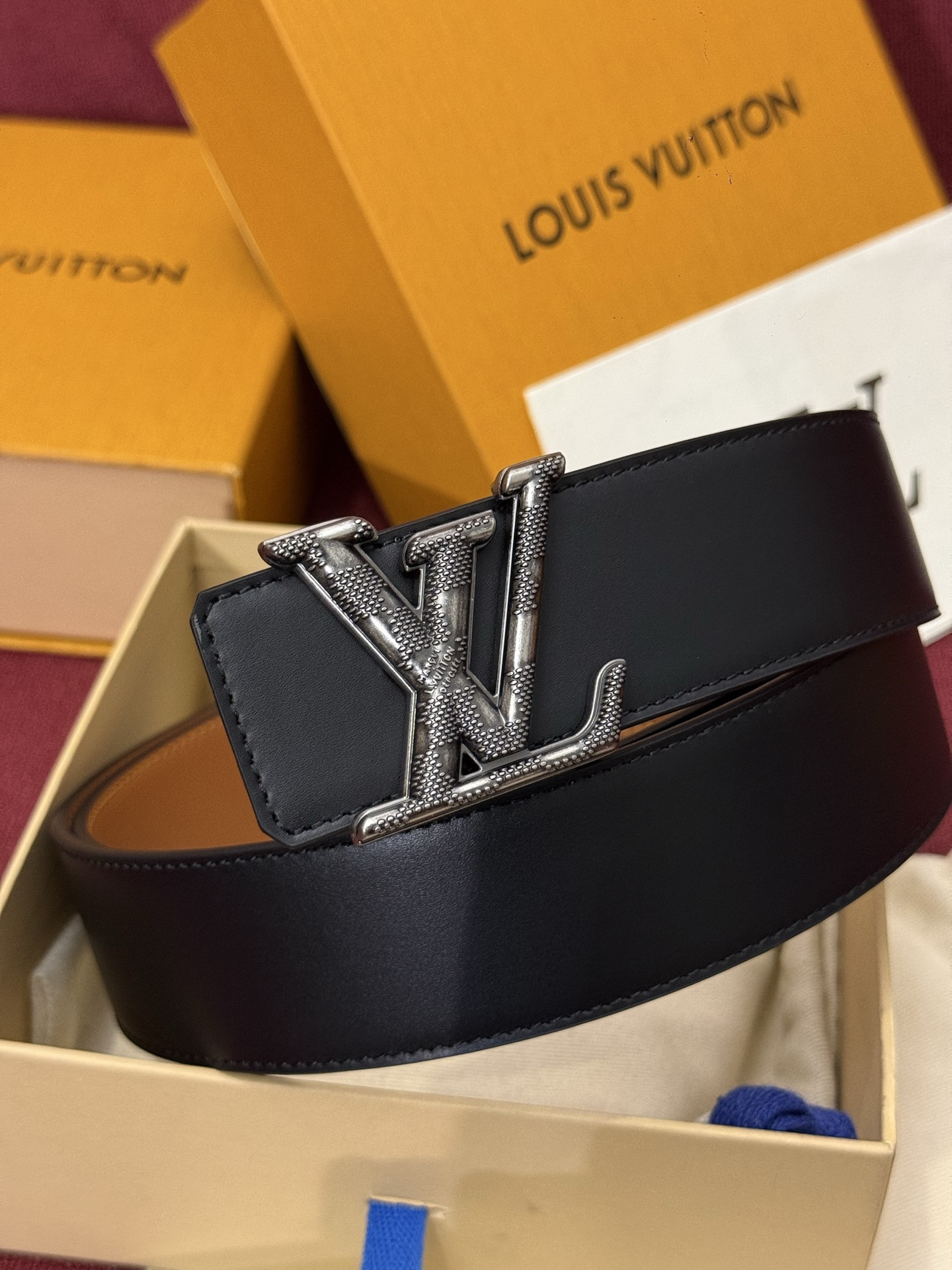 本款 Damier LV 40 毫米双面腰带做工精良，风格经典。深色牛皮革皮带与 LV 字母搭扣优雅相称