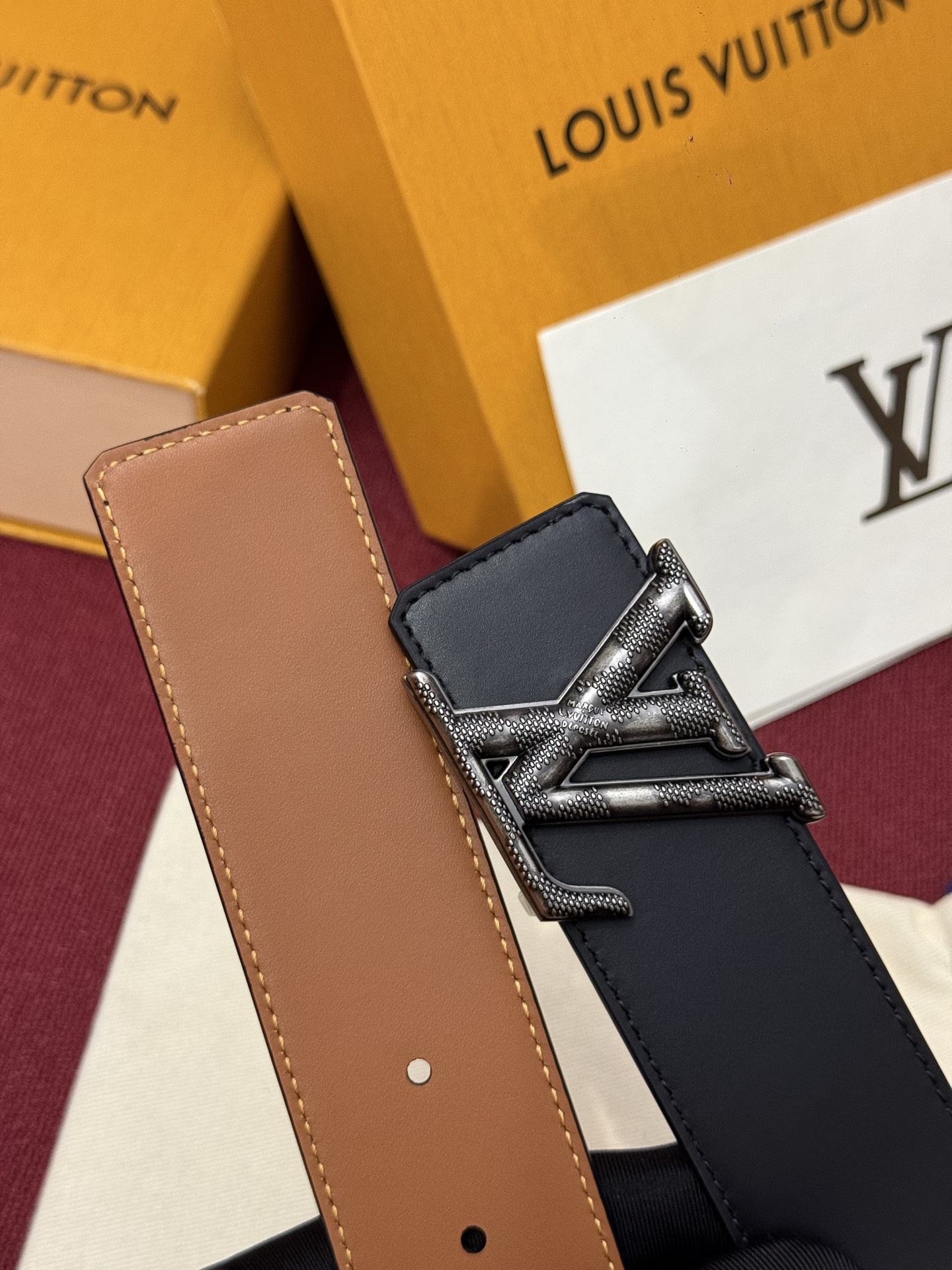 本款 Damier LV 40 毫米双面腰带做工精良，风格经典。深色牛皮革皮带与 LV 字母搭扣优雅相称