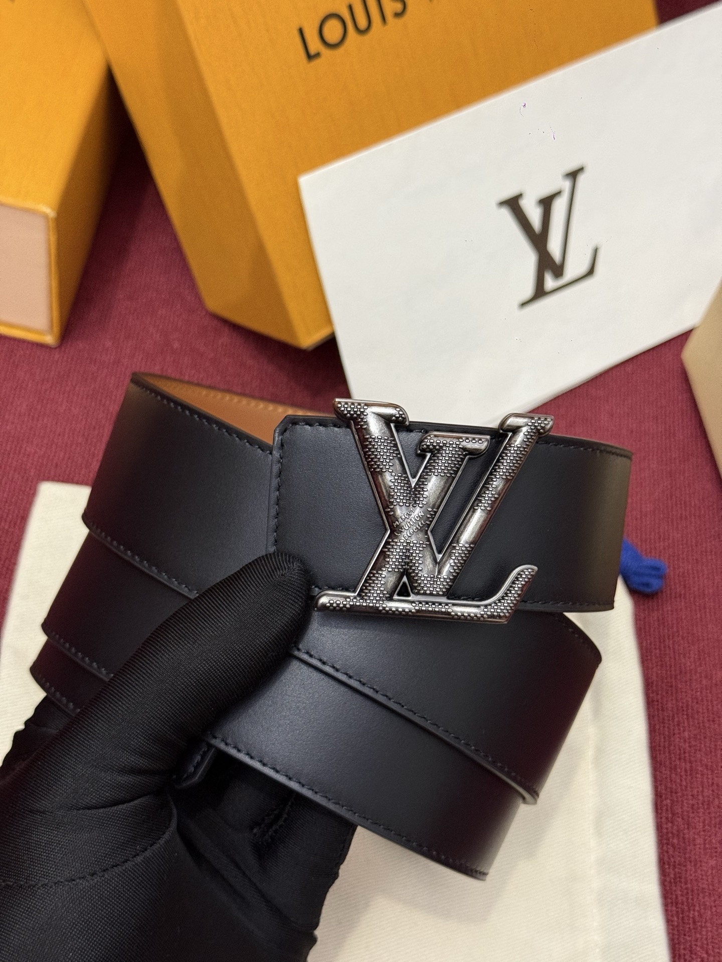 本款 Damier LV 40 毫米双面腰带做工精良，风格经典。深色牛皮革皮带与 LV 字母搭扣优雅相称