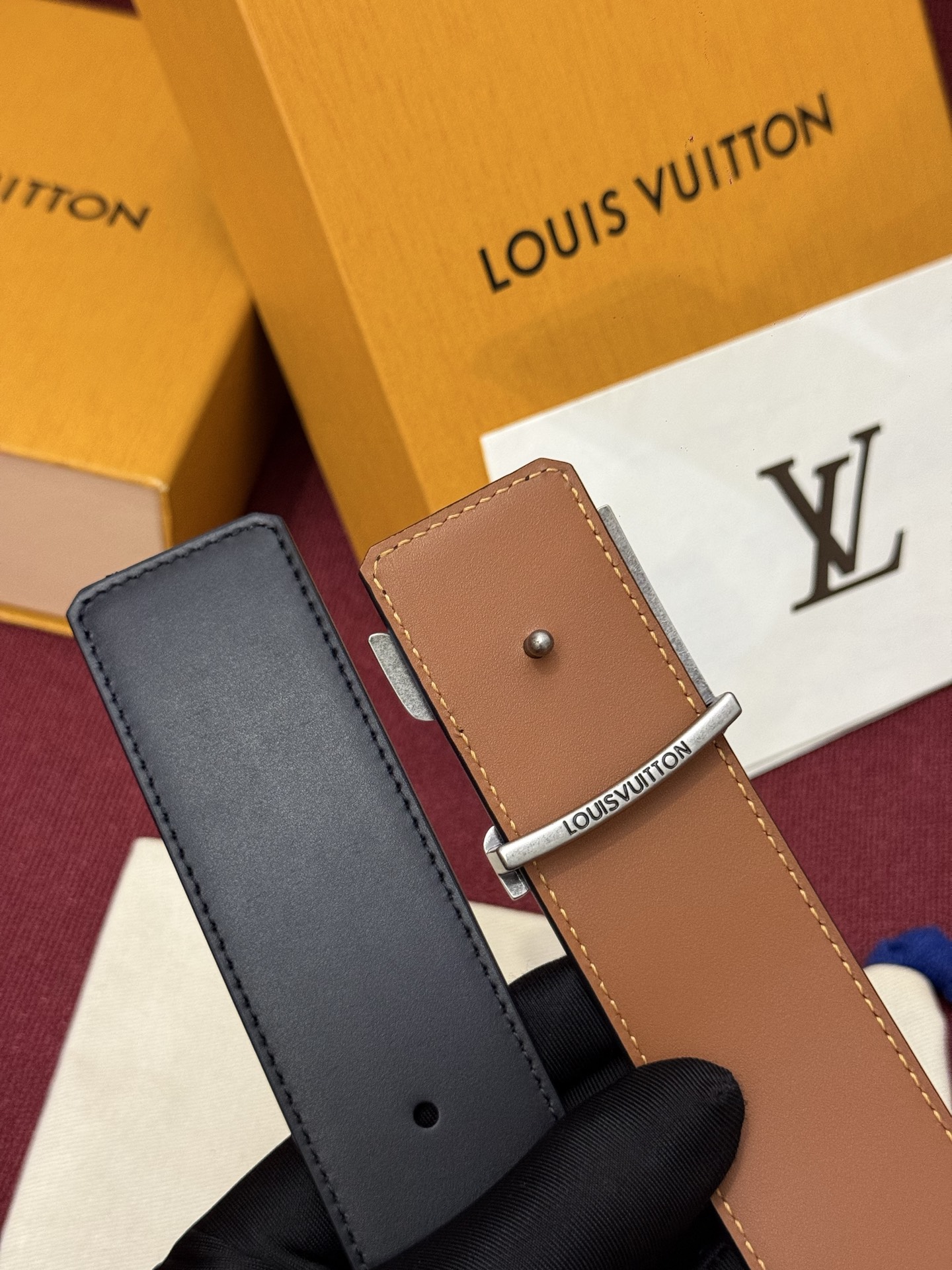 本款 Damier LV 40 毫米双面腰带做工精良，风格经典。深色牛皮革皮带与 LV 字母搭扣优雅相称