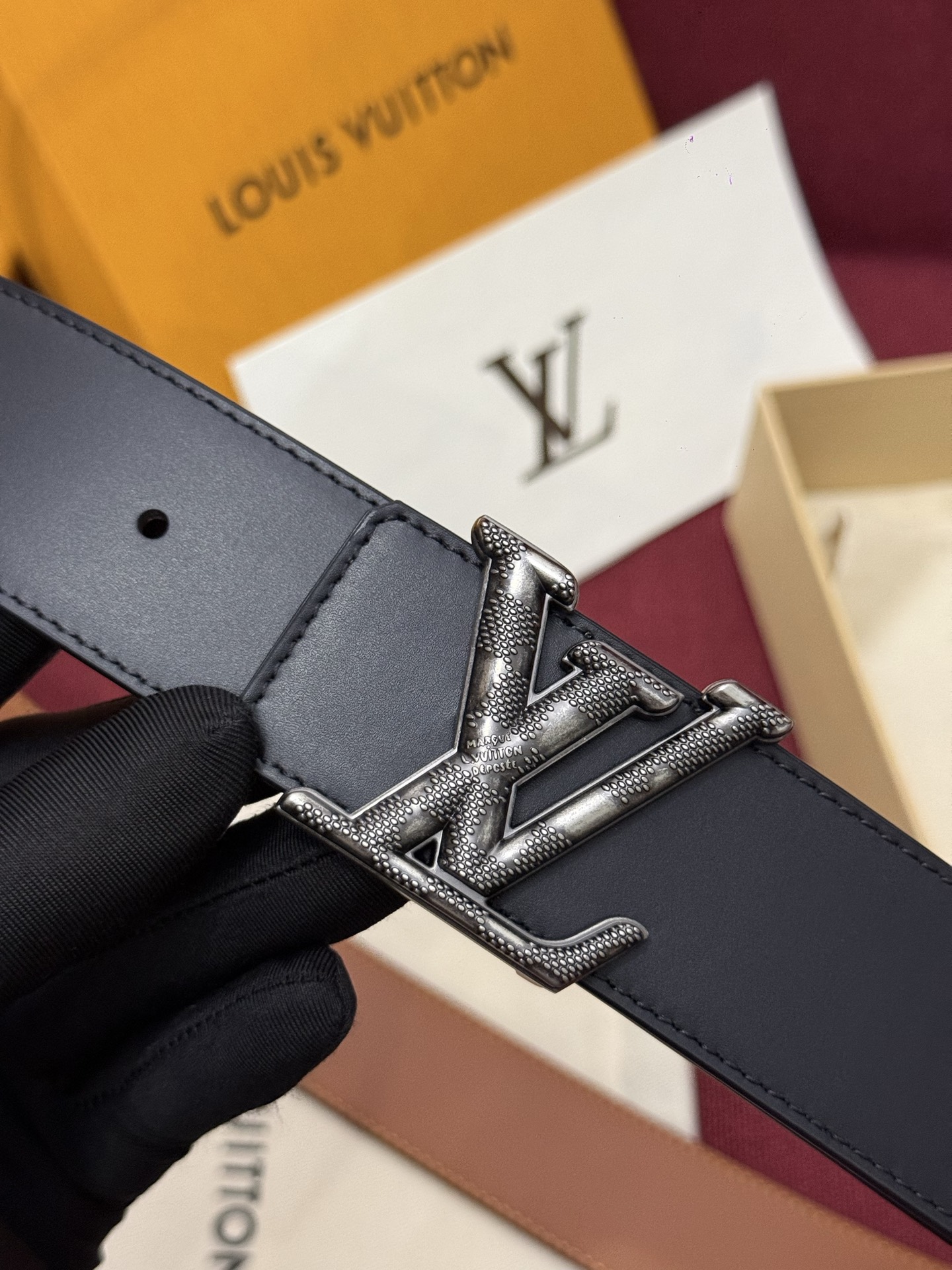 NO:882666,The original Damier LV 40mm reversible belt is well made and has a classic style. The dark cowhide leather belt matches the LV letter buckle elegantly,,belt,louis vuitton,cowhide19860909原单本款 Damier LV 40 毫米双面腰带做工精良,风格经典.深色牛皮革皮带与 LV 字母搭扣优雅相称,,皮带,louis vuitton,cowhide,Belt