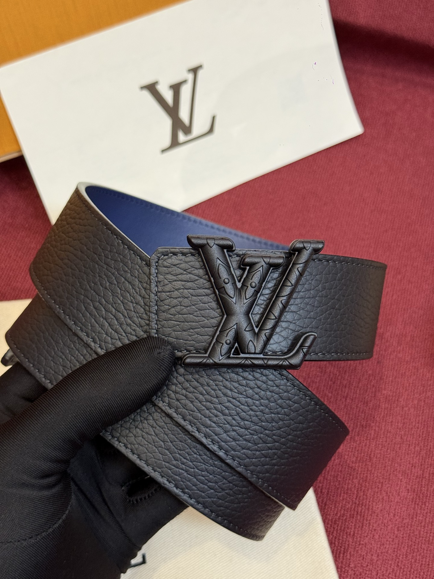 本款 Damier LV 40 毫米双面腰带做工精良，风格经典。深色牛皮革皮带与 LV 字母搭扣优雅相称