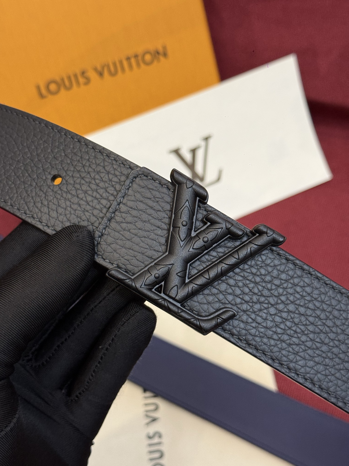 本款 Damier LV 40 毫米双面腰带做工精良，风格经典。深色牛皮革皮带与 LV 字母搭扣优雅相称