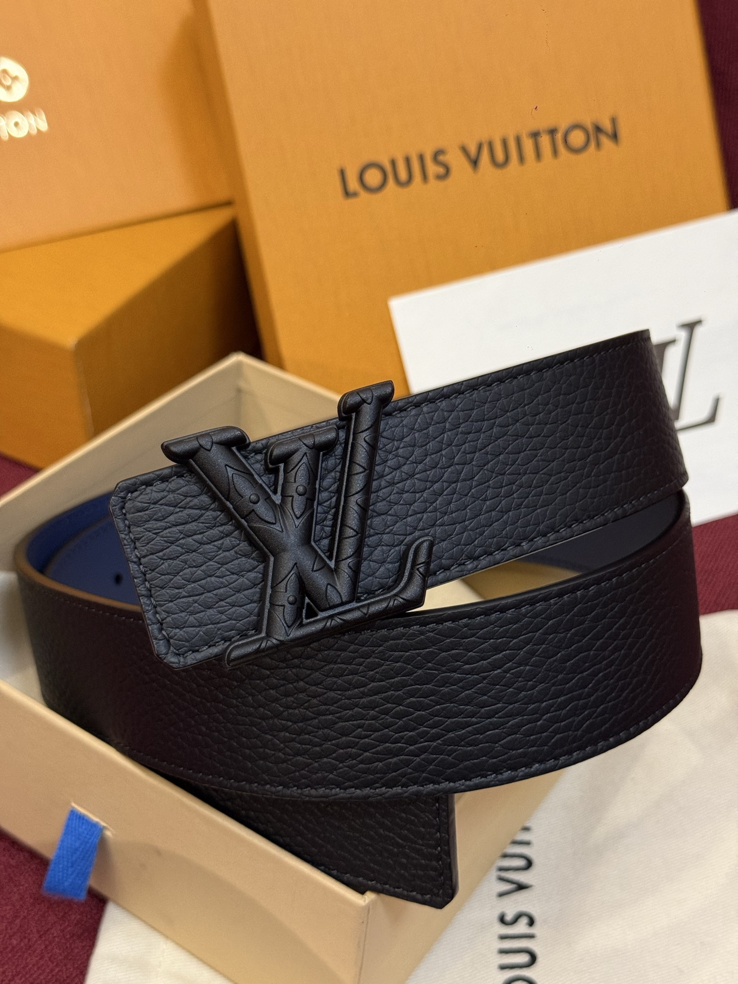 本款 Damier LV 40 毫米双面腰带做工精良，风格经典。深色牛皮革皮带与 LV 字母搭扣优雅相称
