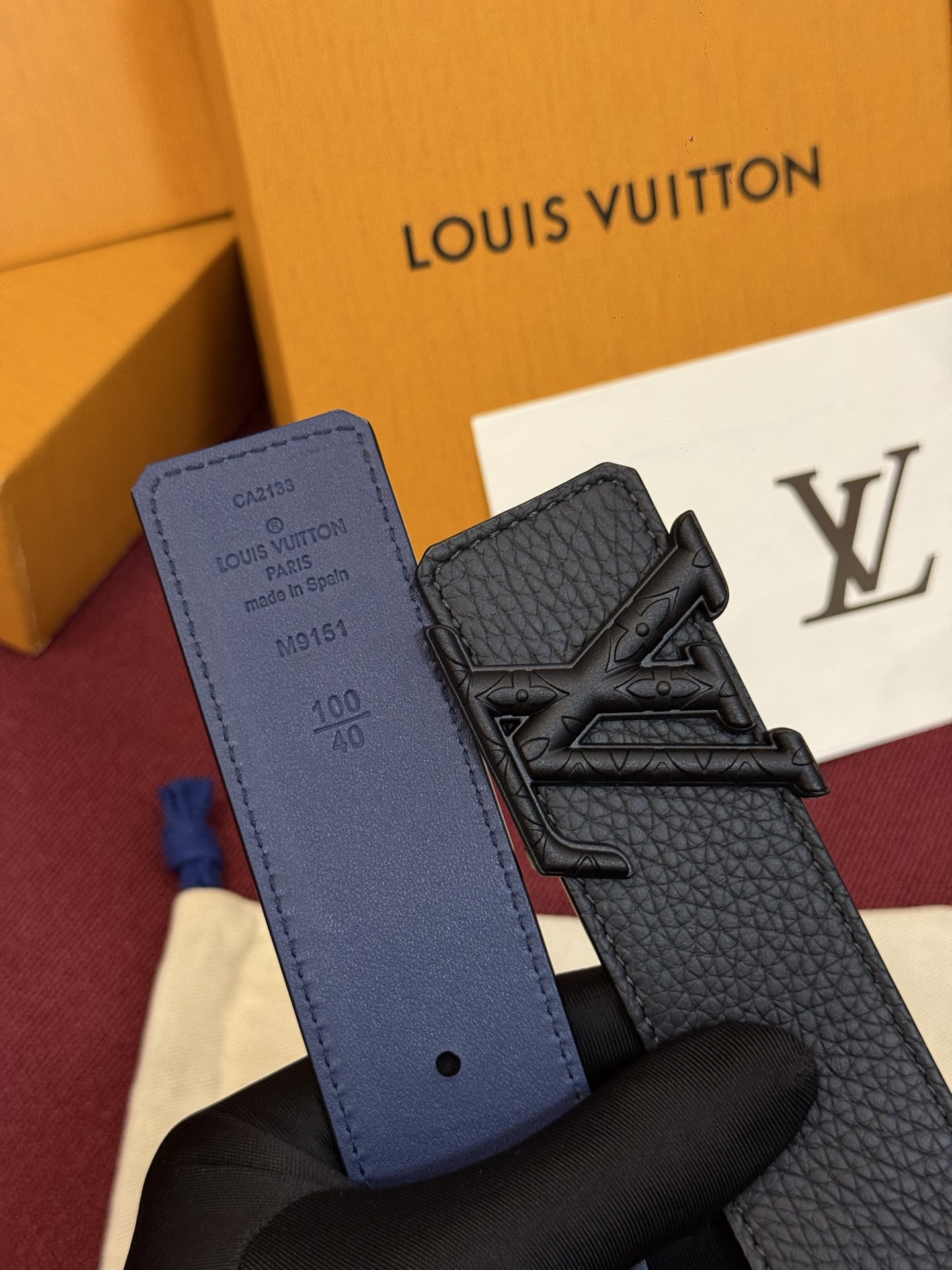 本款 Damier LV 40 毫米双面腰带做工精良，风格经典。深色牛皮革皮带与 LV 字母搭扣优雅相称