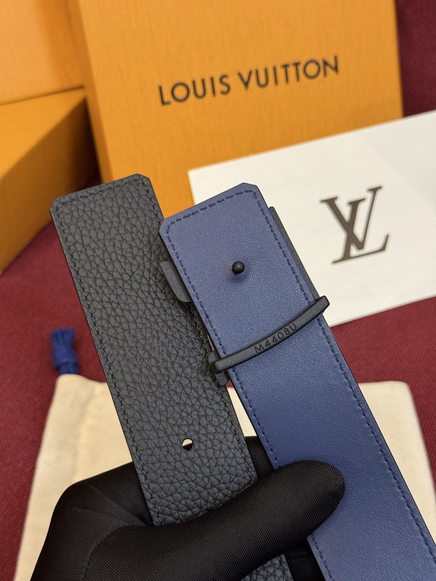 本款 Damier LV 40 毫米双面腰带做工精良，风格经典。深色牛皮革皮带与 LV 字母搭扣优雅相称