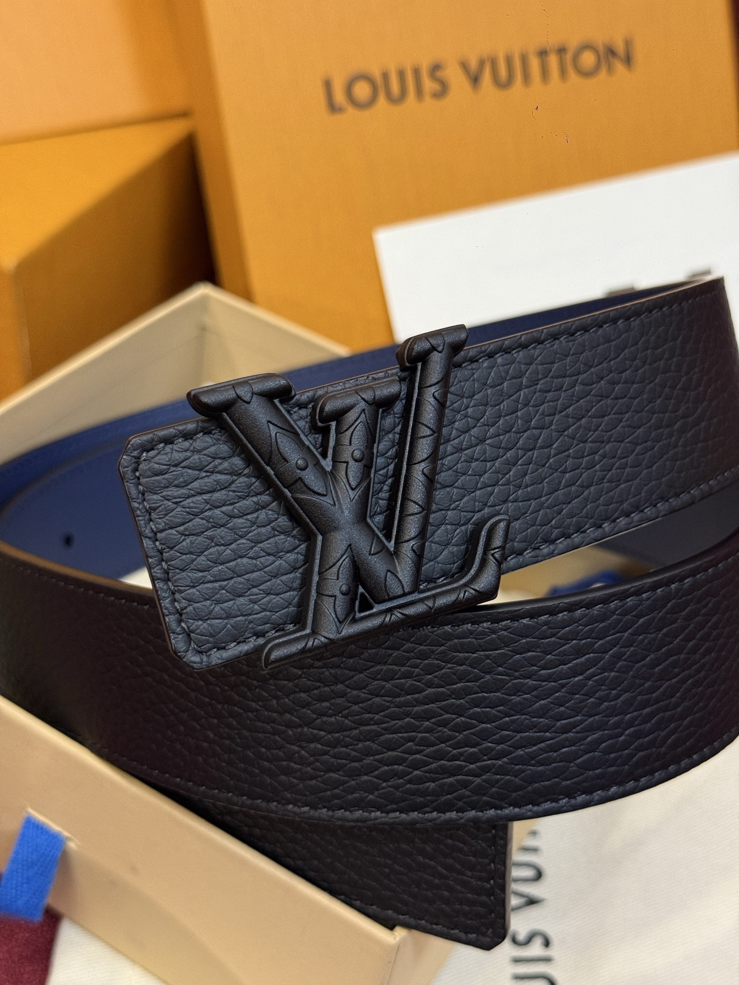 本款 Damier LV 40 毫米双面腰带做工精良，风格经典。深色牛皮革皮带与 LV 字母搭扣优雅相称