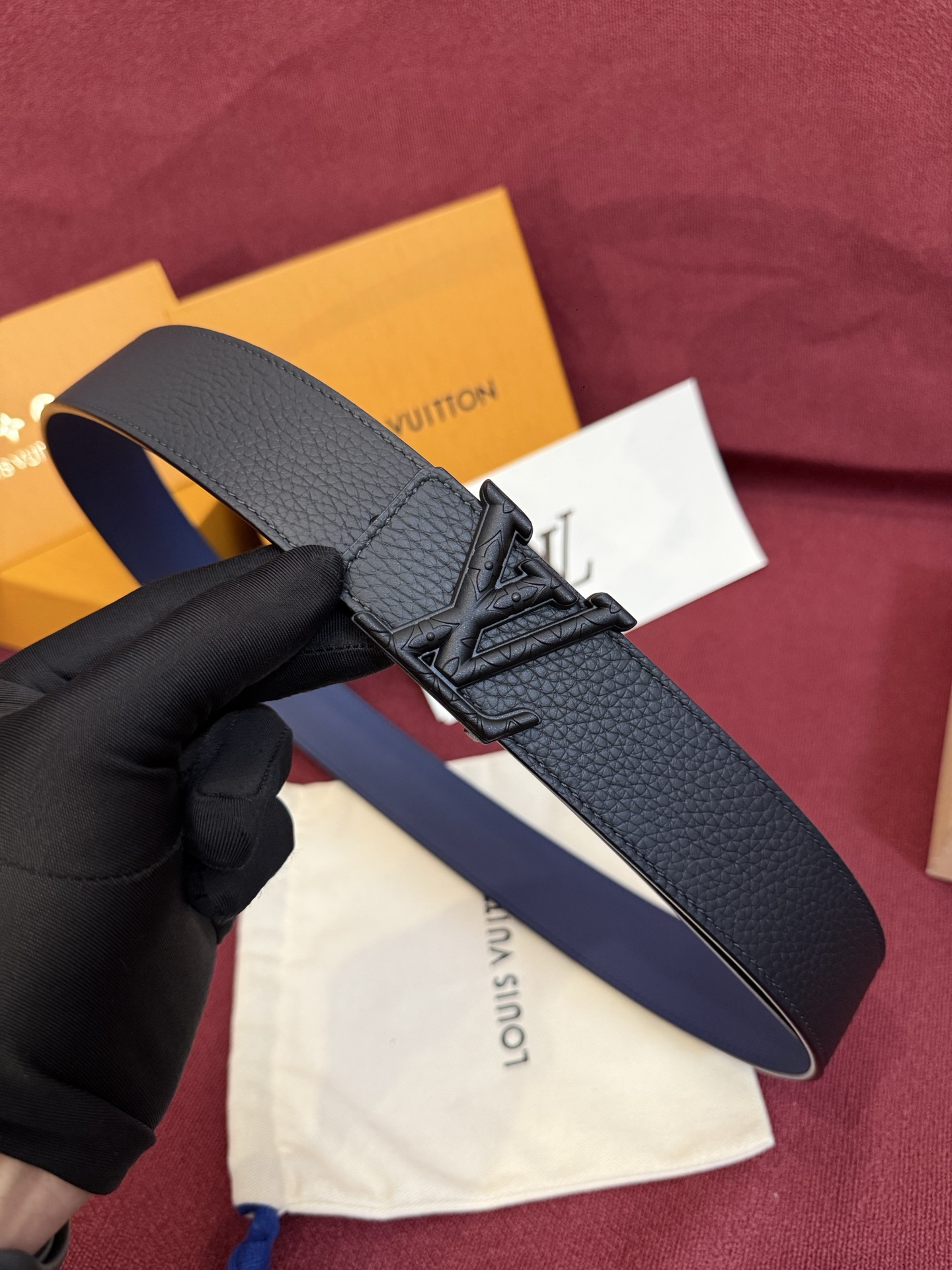 本款 Damier LV 40 毫米双面腰带做工精良，风格经典。深色牛皮革皮带与 LV 字母搭扣优雅相称