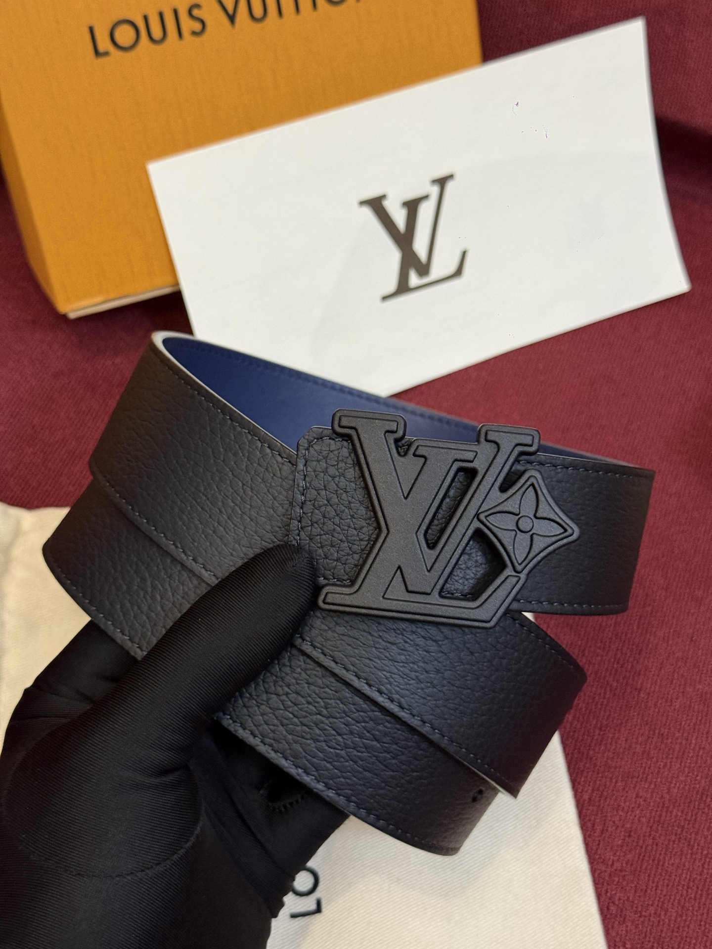 本款 Damier LV 40 毫米双面腰带做工精良，风格经典。深色牛皮革皮带与 LV 字母搭扣优雅相称