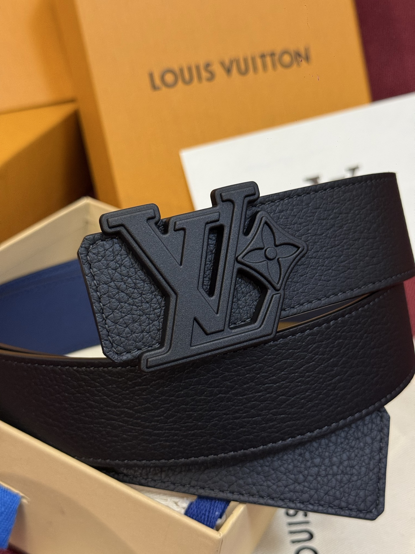 本款 Damier LV 40 毫米双面腰带做工精良，风格经典。深色牛皮革皮带与 LV 字母搭扣优雅相称