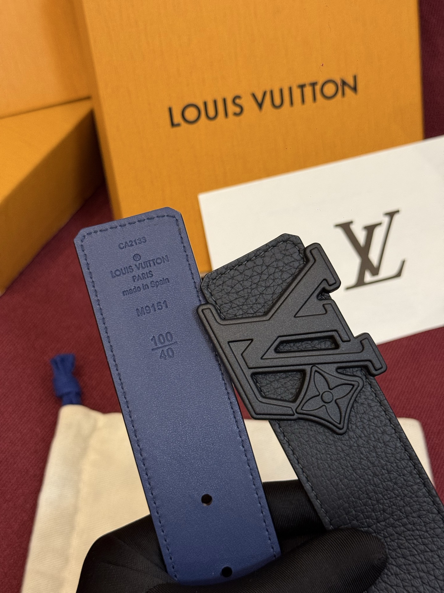 本款 Damier LV 40 毫米双面腰带做工精良，风格经典。深色牛皮革皮带与 LV 字母搭扣优雅相称