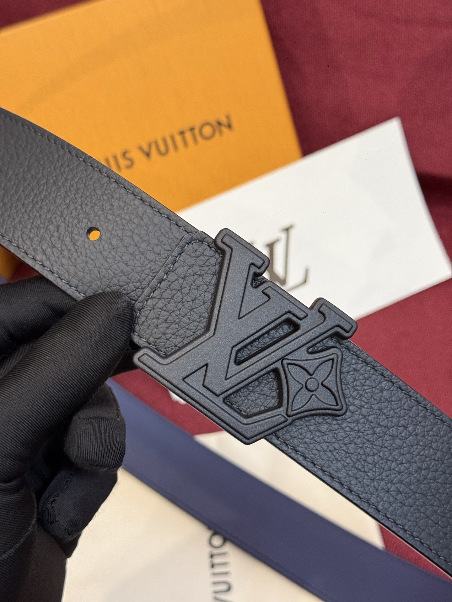 本款 Damier LV 40 毫米双面腰带做工精良，风格经典。深色牛皮革皮带与 LV 字母搭扣优雅相称