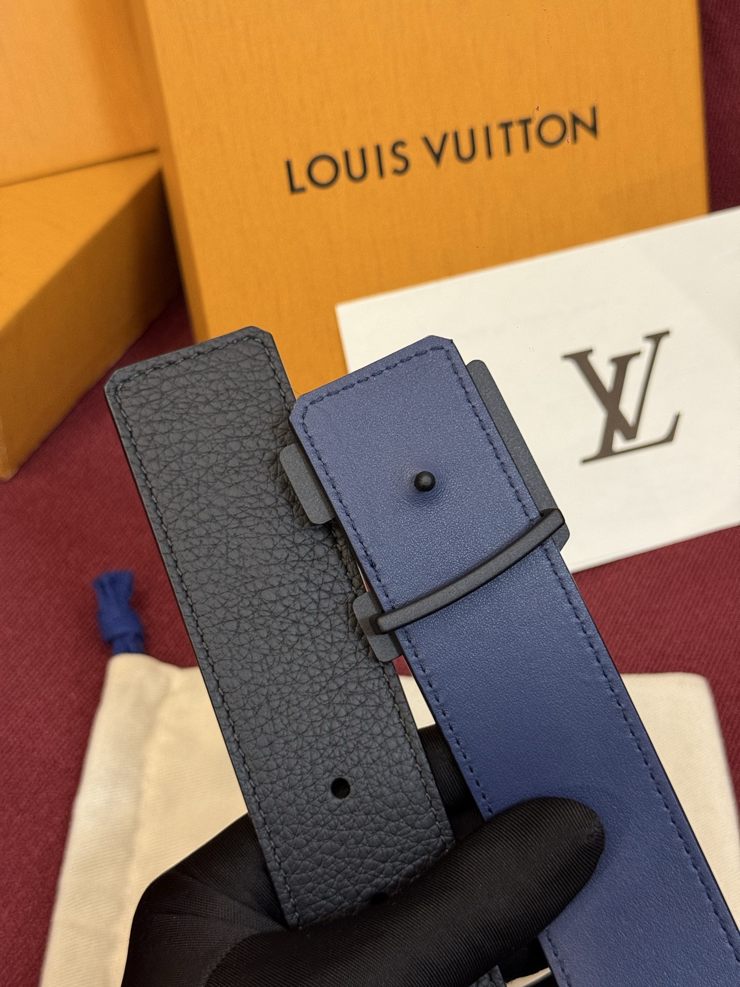 本款 Damier LV 40 毫米双面腰带做工精良，风格经典。深色牛皮革皮带与 LV 字母搭扣优雅相称