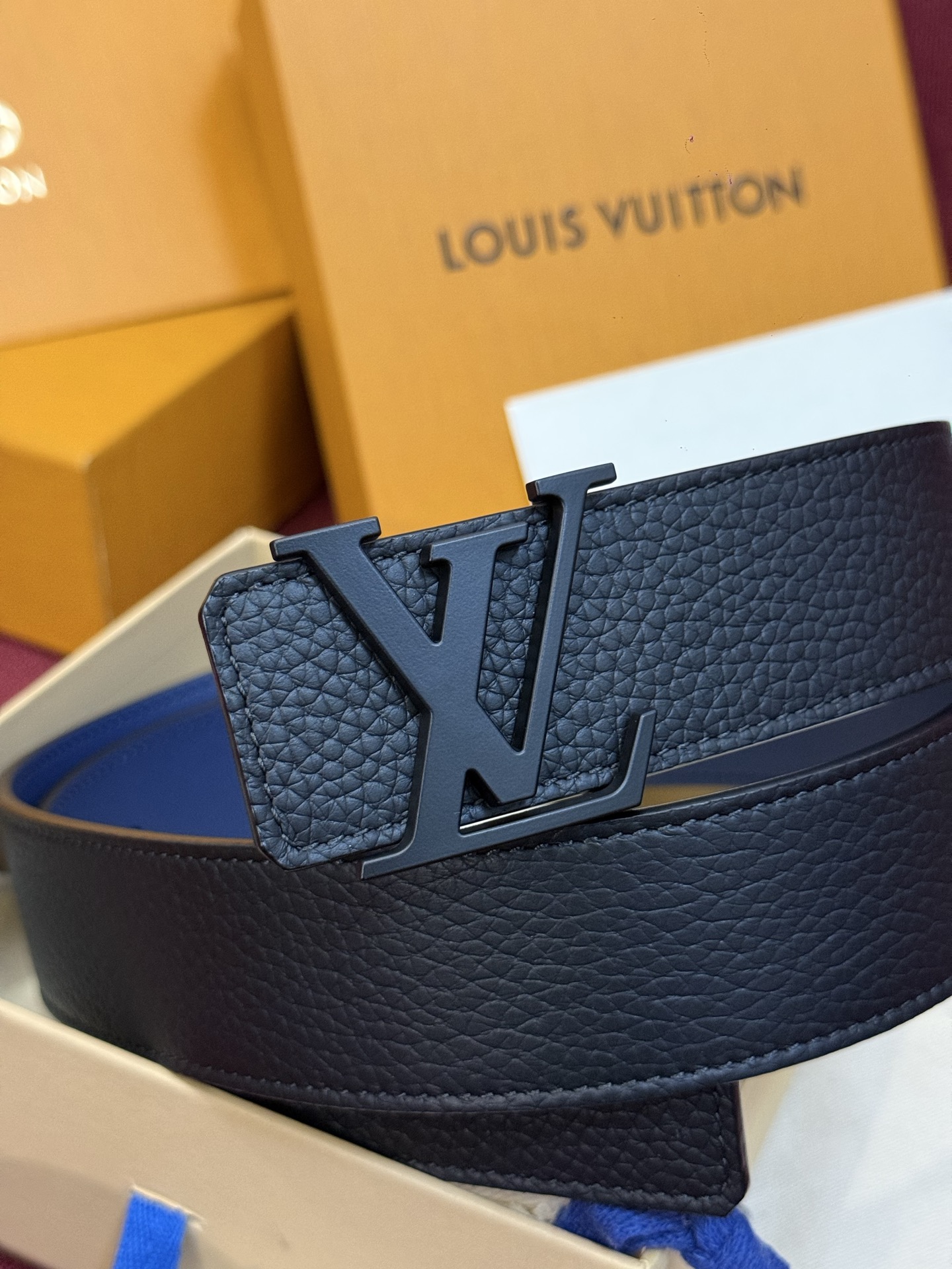 本款 Damier LV 40 毫米双面腰带做工精良，风格经典。深色牛皮革皮带与 LV 字母搭扣优雅相称