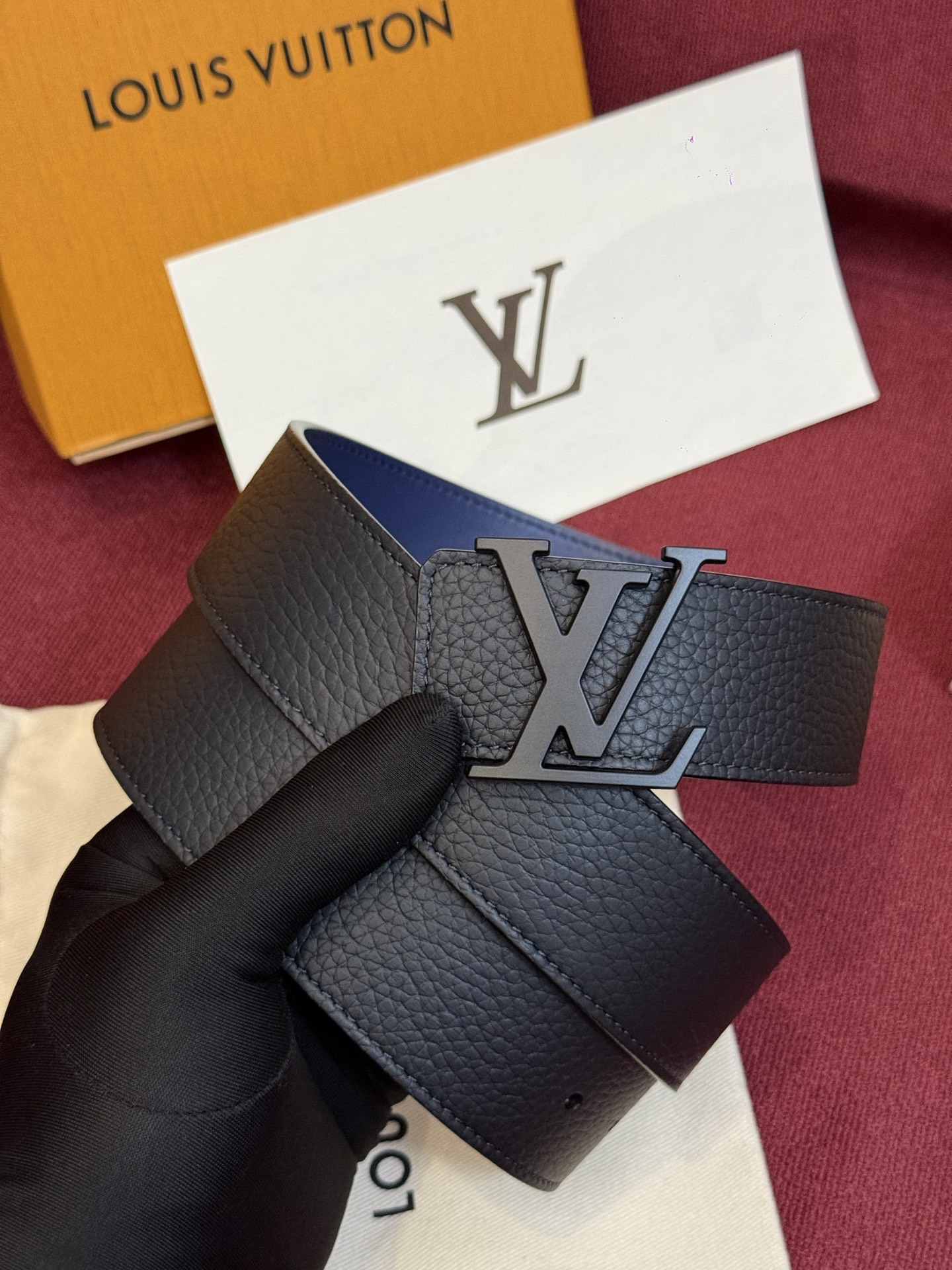 本款 Damier LV 40 毫米双面腰带做工精良，风格经典。深色牛皮革皮带与 LV 字母搭扣优雅相称