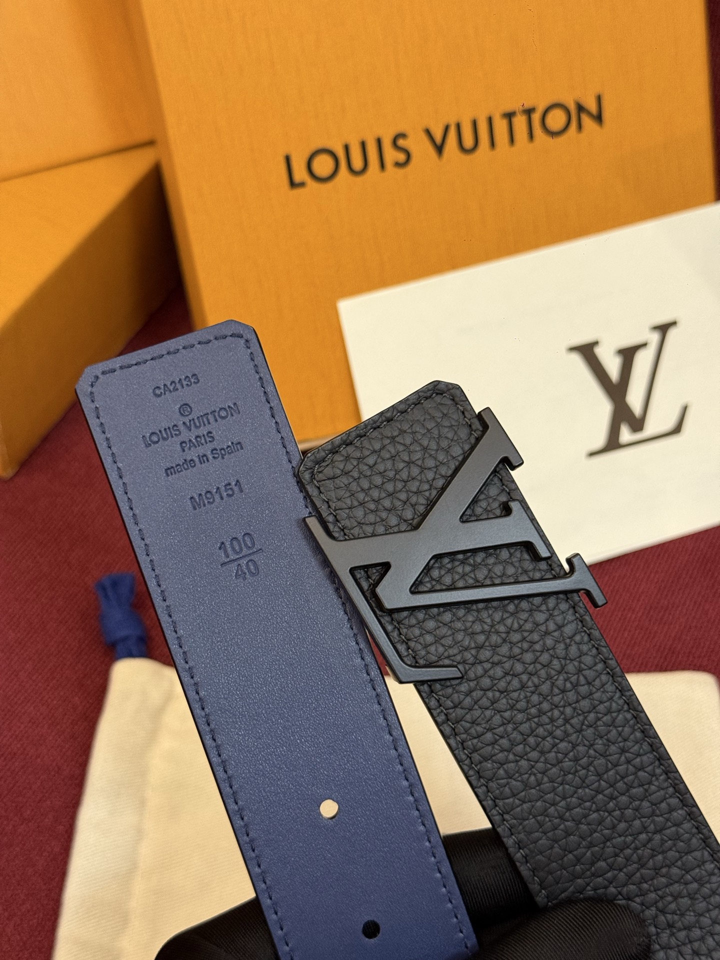 本款 Damier LV 40 毫米双面腰带做工精良，风格经典。深色牛皮革皮带与 LV 字母搭扣优雅相称