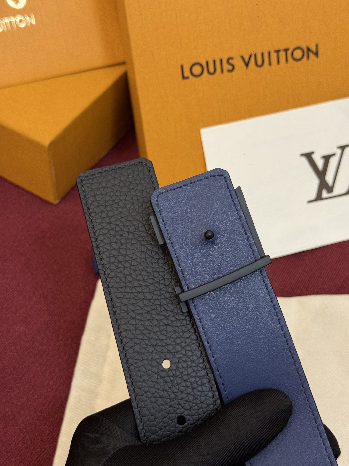 本款 Damier LV 40 毫米双面腰带做工精良，风格经典。深色牛皮革皮带与 LV 字母搭扣优雅相称