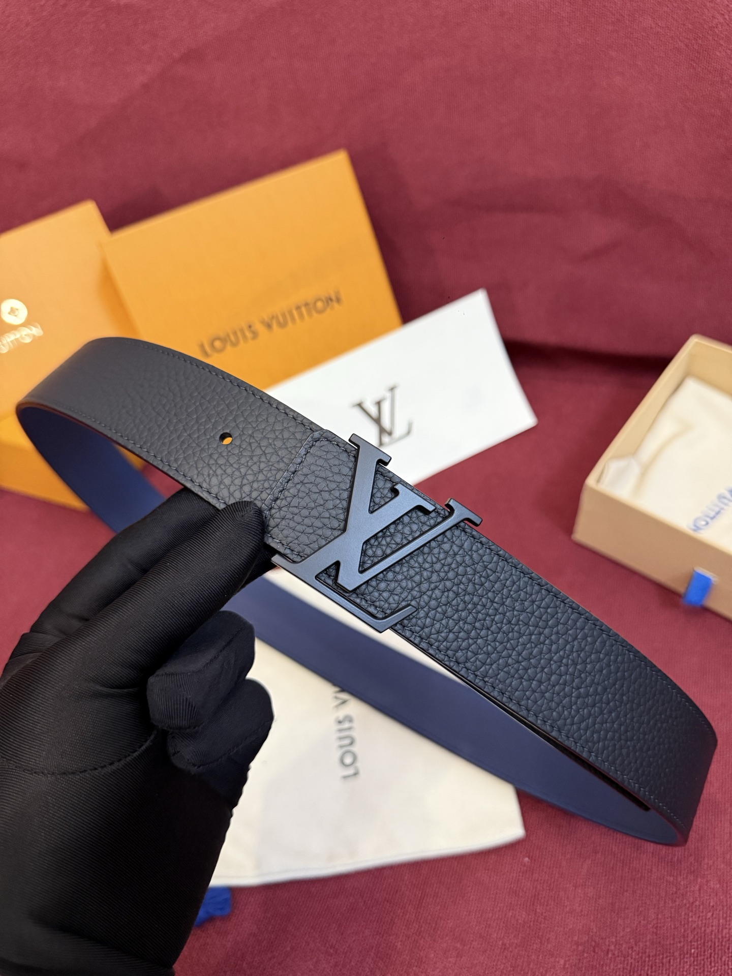 本款 Damier LV 40 毫米双面腰带做工精良，风格经典。深色牛皮革皮带与 LV 字母搭扣优雅相称