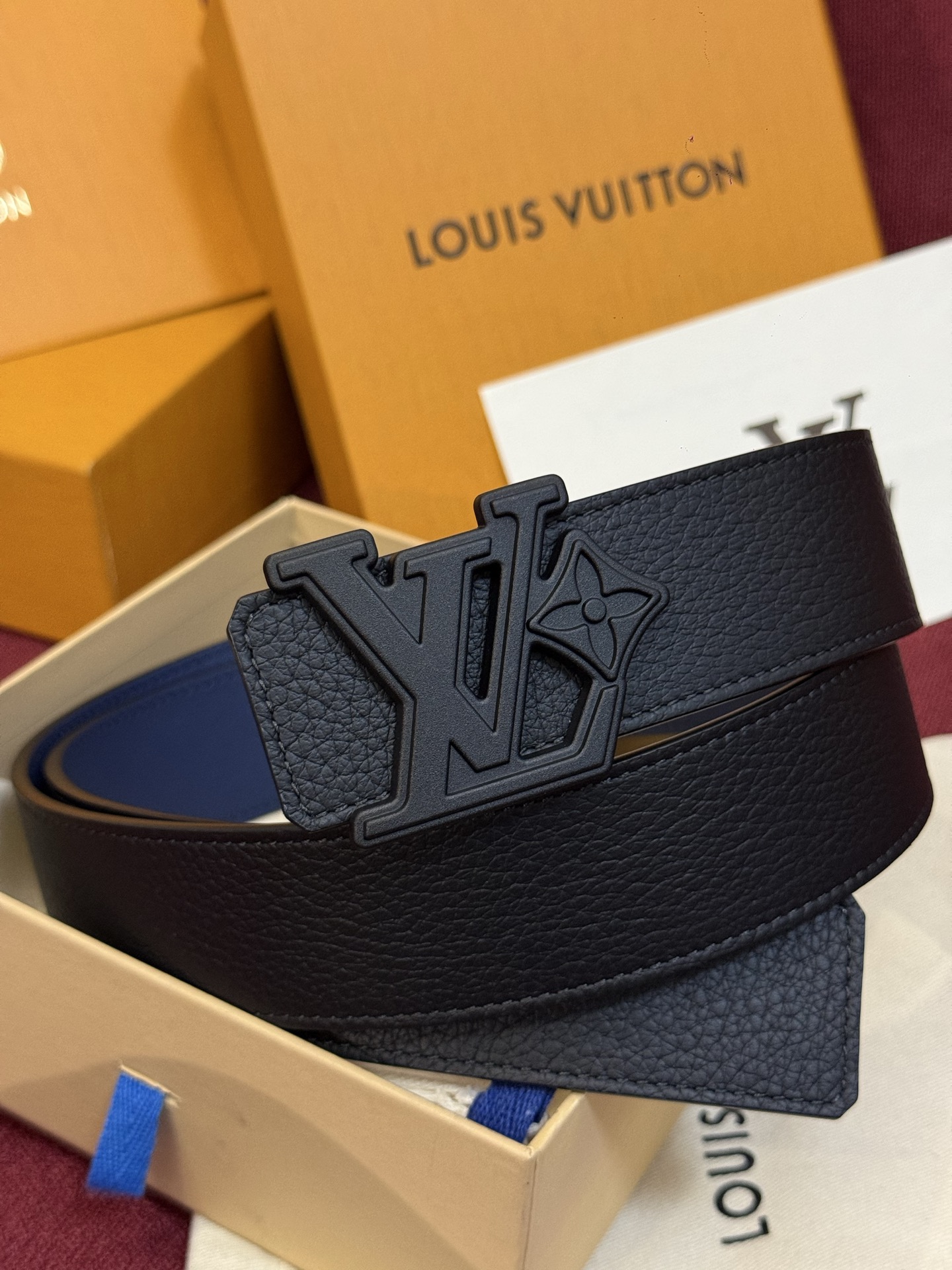 本款 Damier LV 40 毫米双面腰带做工精良，风格经典。深色牛皮革皮带与 LV 字母搭扣优雅相称
