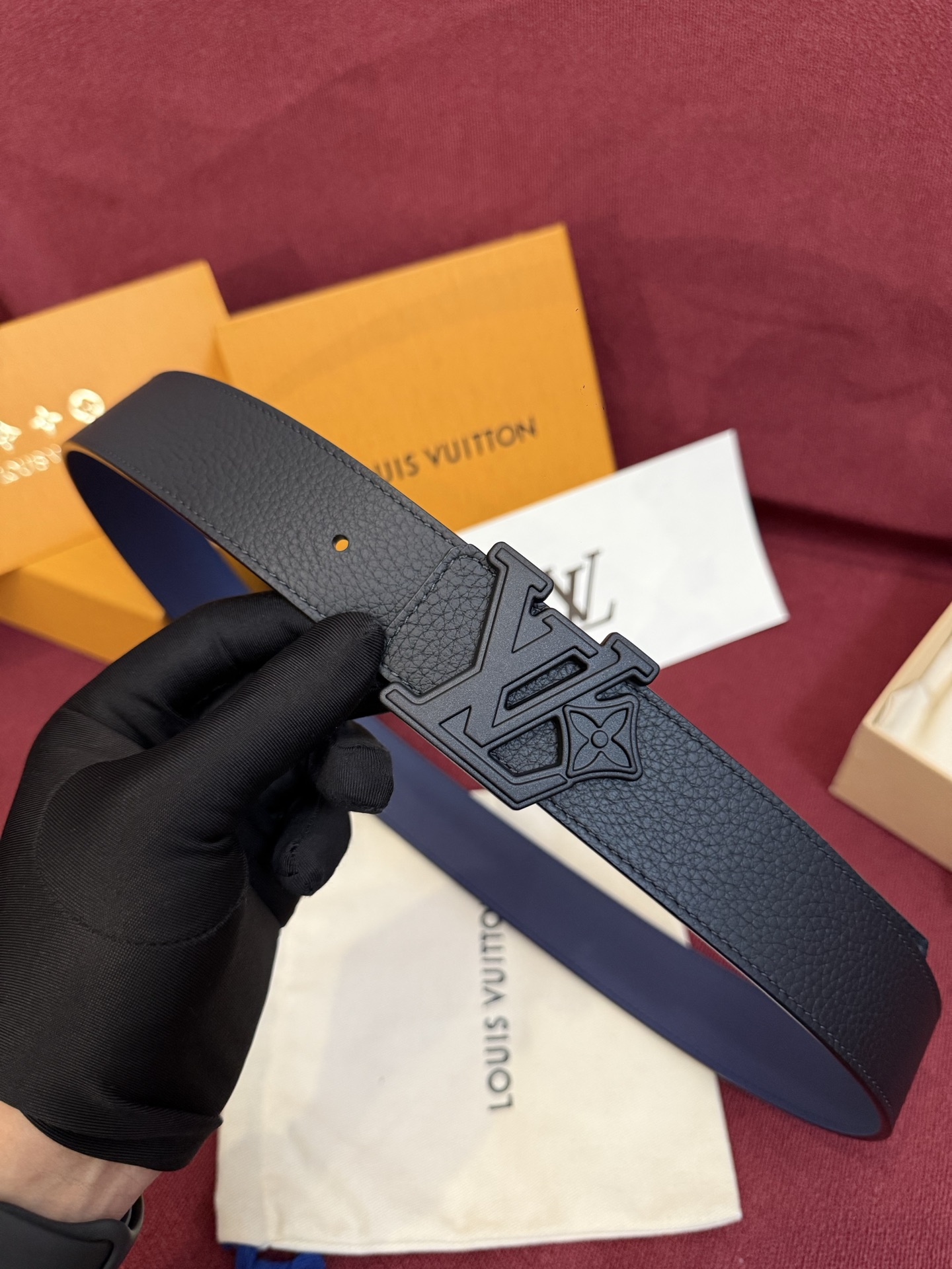 本款 Damier LV 40 毫米双面腰带做工精良，风格经典。深色牛皮革皮带与 LV 字母搭扣优雅相称