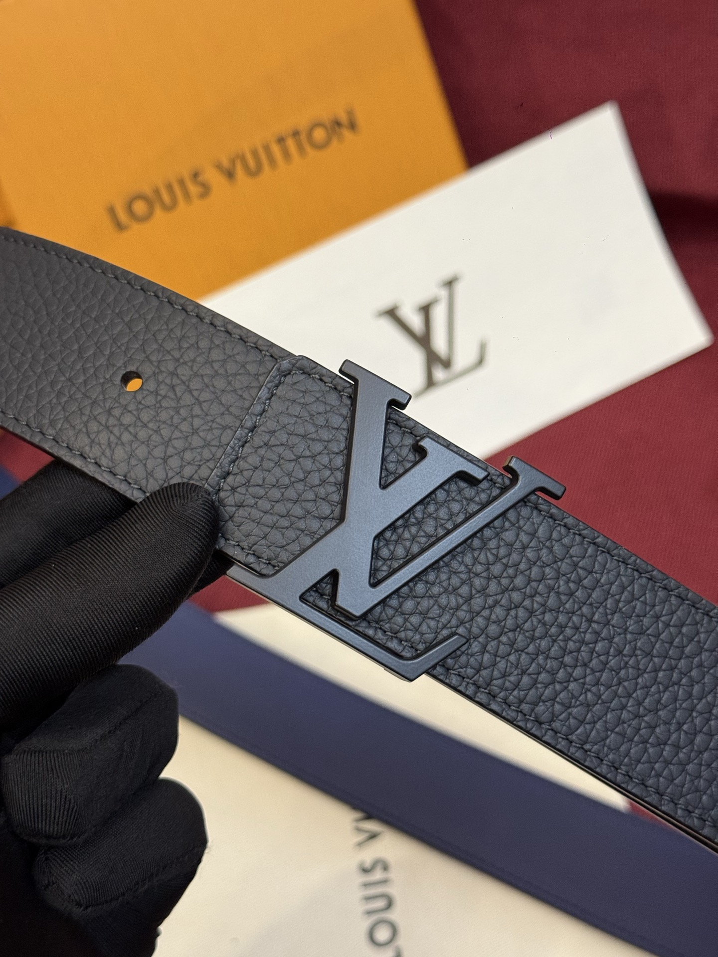 NO:882618,The original Damier LV 40mm reversible belt is well made and has a classic style. The dark cowhide leather belt matches the LV letter buckle elegantly,,belt,louis vuitton,cowhide19860909原单本款 Damier LV 40 毫米双面腰带做工精良,风格经典.深色牛皮革皮带与 LV 字母搭扣优雅相称,,皮带,louis vuitton,cowhide,Belt