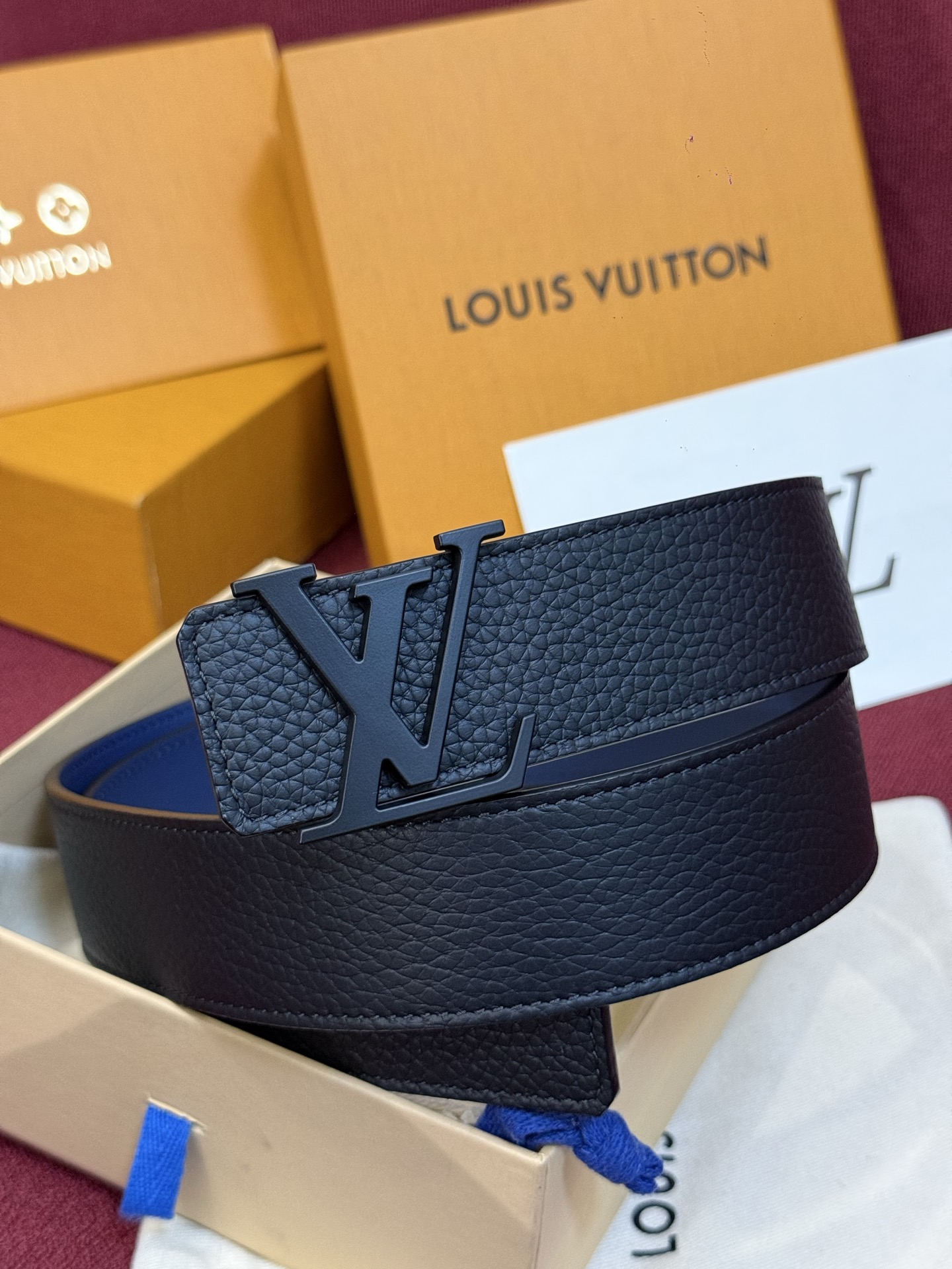 本款 Damier LV 40 毫米双面腰带做工精良，风格经典。深色牛皮革皮带与 LV 字母搭扣优雅相称