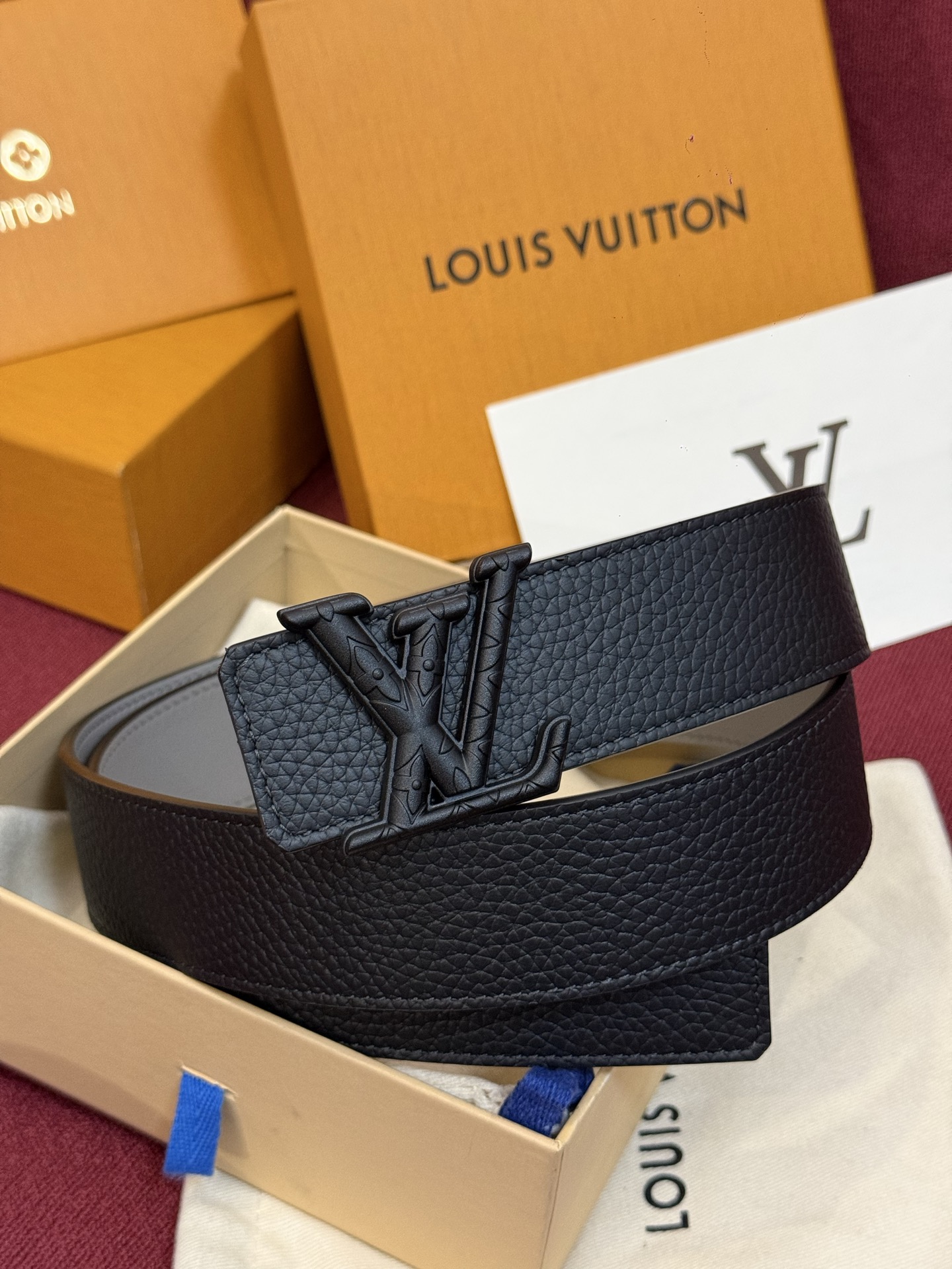 本款 Damier LV 40 毫米双面腰带做工精良，风格经典。深色牛皮革皮带与 LV 字母搭扣优雅相称