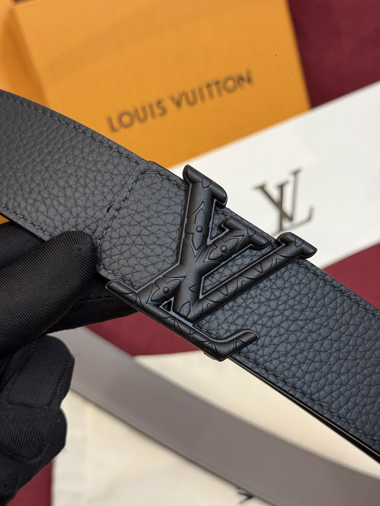 本款 Damier LV 40 毫米双面腰带做工精良，风格经典。深色牛皮革皮带与 LV 字母搭扣优雅相称
