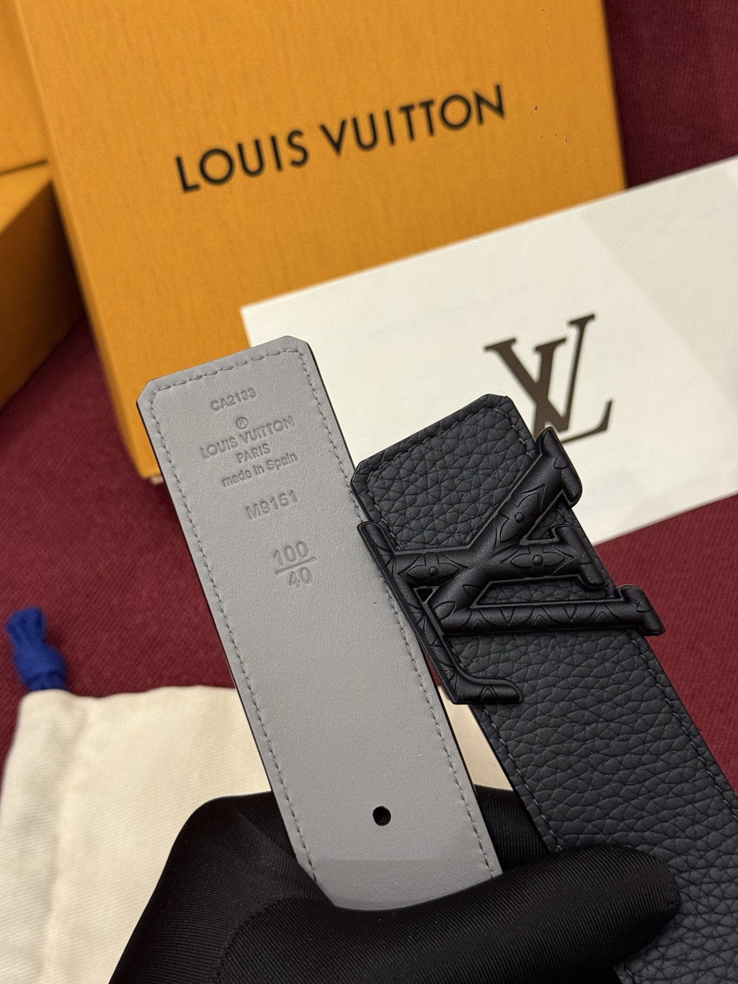 本款 Damier LV 40 毫米双面腰带做工精良，风格经典。深色牛皮革皮带与 LV 字母搭扣优雅相称