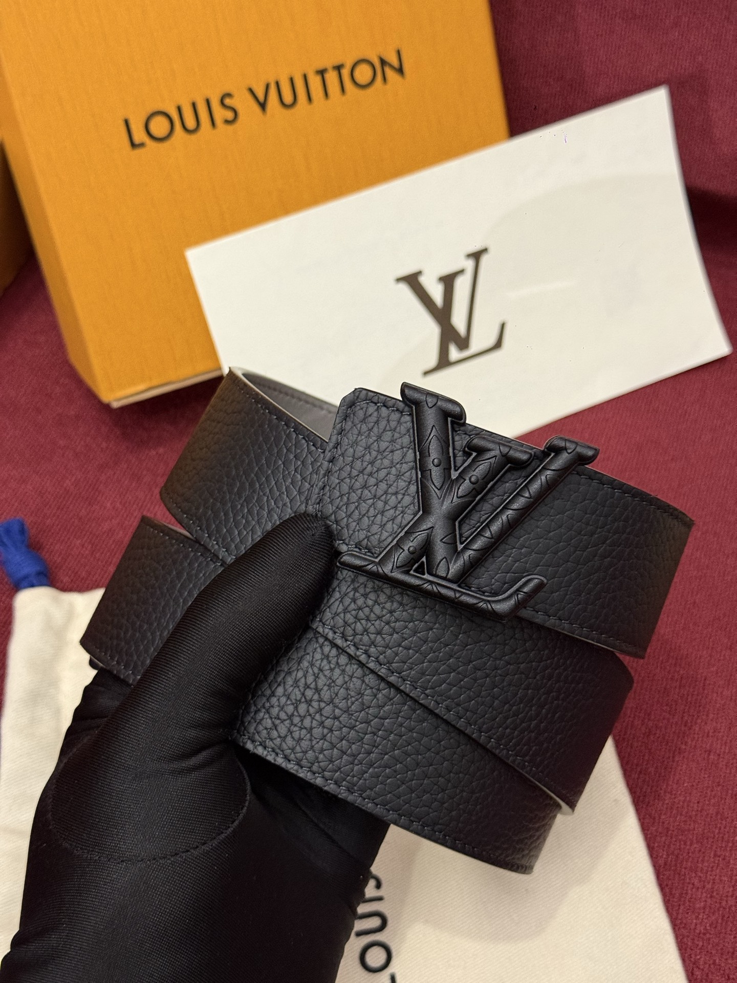 本款 Damier LV 40 毫米双面腰带做工精良，风格经典。深色牛皮革皮带与 LV 字母搭扣优雅相称