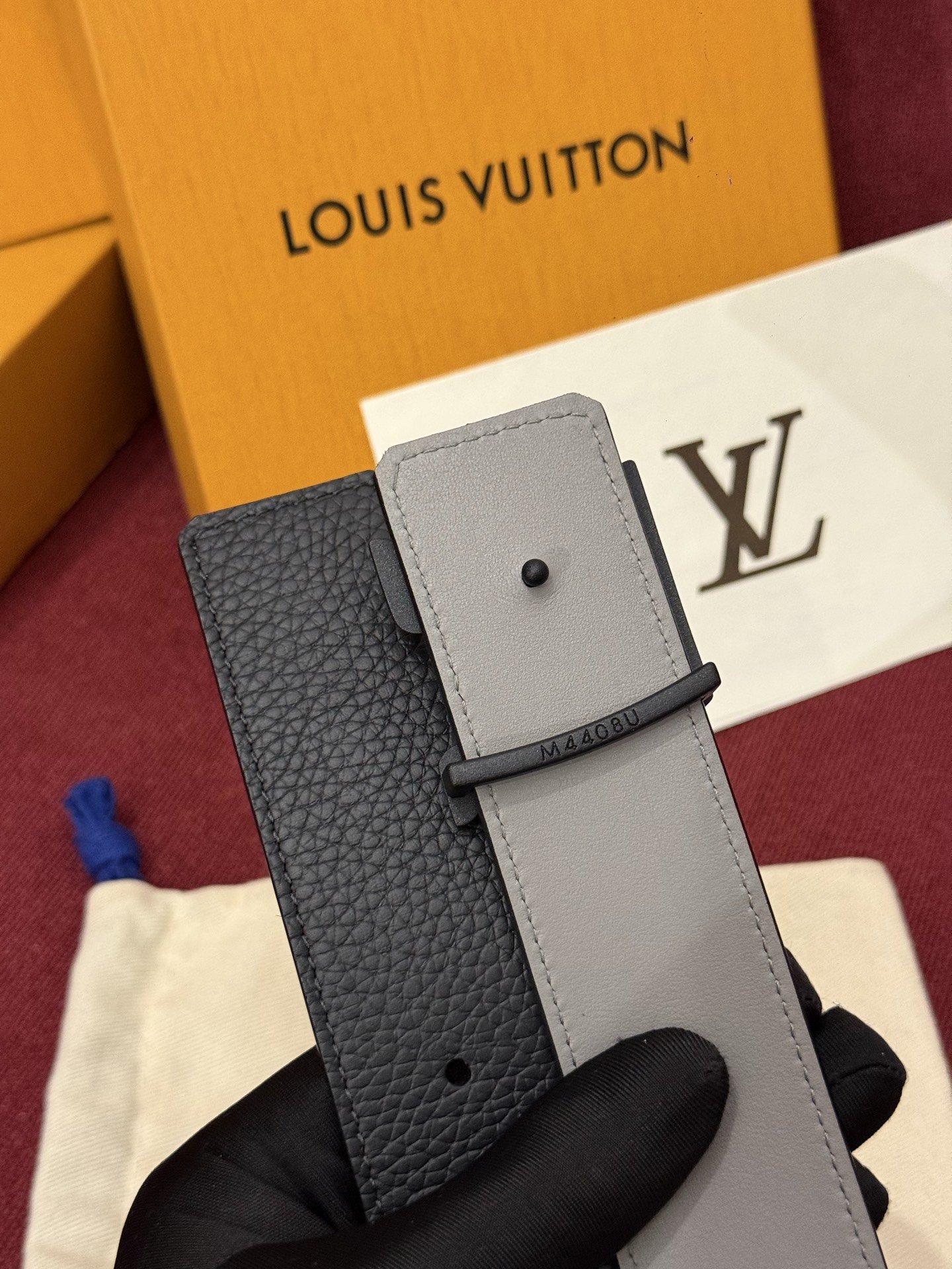 本款 Damier LV 40 毫米双面腰带做工精良，风格经典。深色牛皮革皮带与 LV 字母搭扣优雅相称
