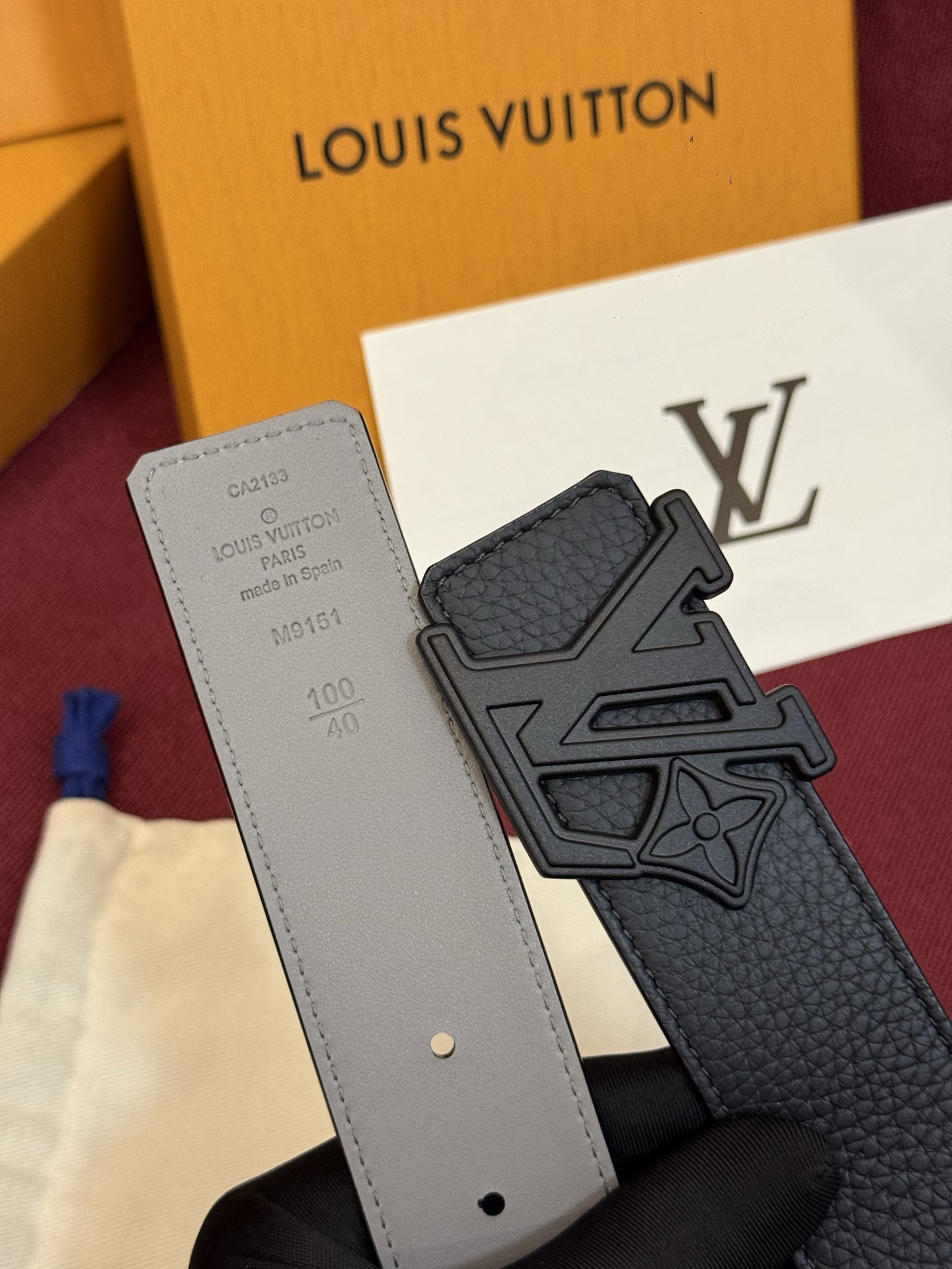 本款 Damier LV 40 毫米双面腰带做工精良，风格经典。深色牛皮革皮带与 LV 字母搭扣优雅相称