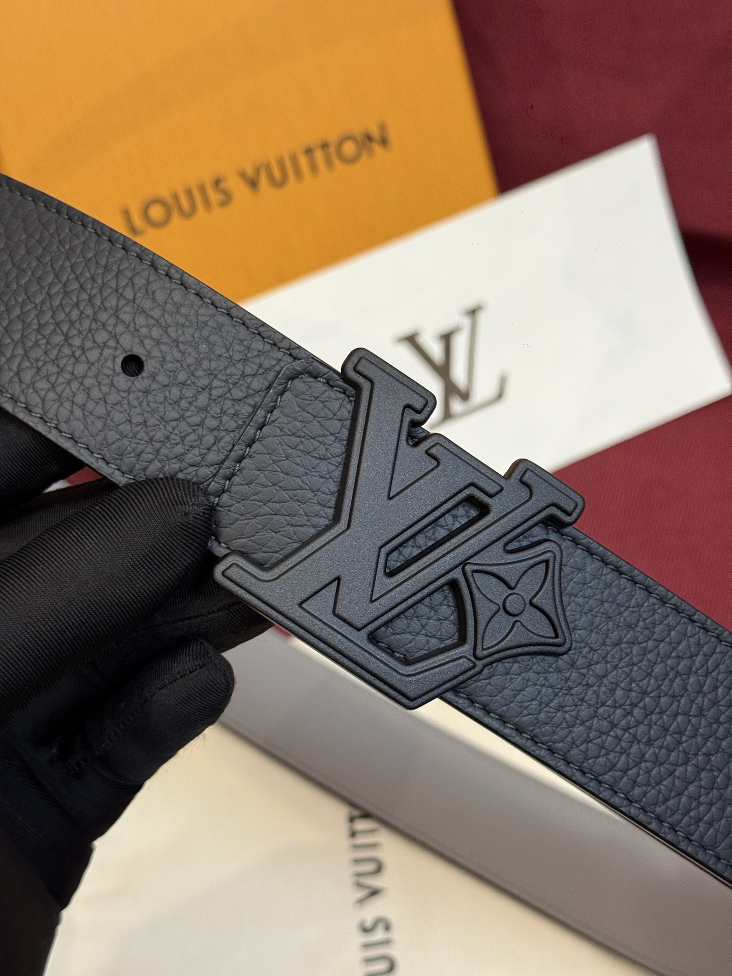 本款 Damier LV 40 毫米双面腰带做工精良，风格经典。深色牛皮革皮带与 LV 字母搭扣优雅相称